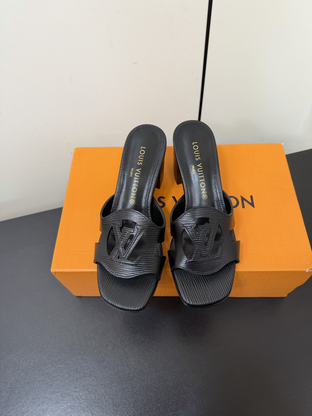 NO:888233,High version of LV's new high-heeled sandals, LV thick-heeled sandals, simple and elegant, with classic 'LV' hollow design on the upper, full of brand feel. The thick-heeled design is comfortable and suitable for daily or holiday wear in summer. The black color is versatile and can easily hold various styles, whether casual or holiday style. It is OK for beach and outdoor, practical and fashionable, it is a must-have item for summer travel!  Imported first-layer cowhide for the upper, sheepskin lining for the feet, Italian genuine leather outsole, heel height 6.5cm, Size 35-39 (34.40.41.42, custom-made, non-refundable), slippers, louis vuitton, slippers, cowhide, sheepskin, Leather soles19860909高版本LV新款高跟凉拖鞋 LV 粗跟凉拖鞋,简约大方,鞋面有经典“LV”镂空设计 品牌感满满 粗跟设计舒适感拉满,适合夏季日常或度假穿搭.黑色百搭,轻松hold住各种风格,无论休闲还是度假风都能轻松驾驭. 沙滩、户外都OK,实用又时髦,是夏季出行必备单品！ 鞋面进口头层牛皮 内里垫脚羊皮 大底意大利真皮大底 跟高6.5cm Size 35-39（34.40.41.42定做不退换）,拖鞋,louis vuitton,slippers,cowhide,sheepskin,Leather soles,Women's Shoes