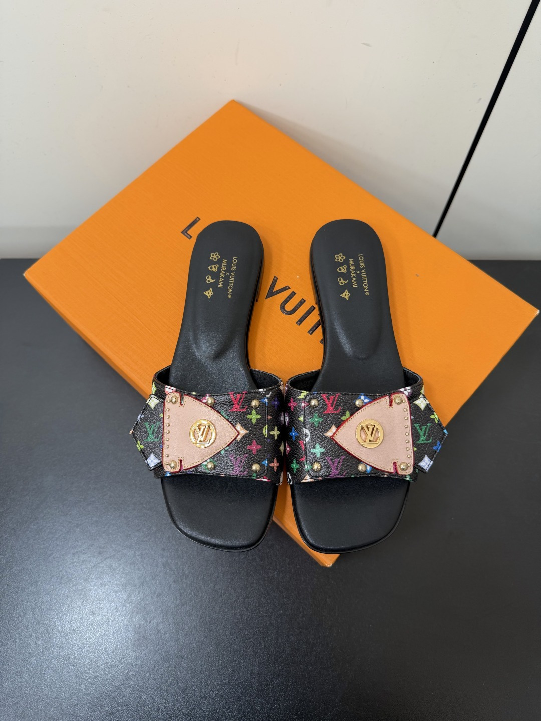NO:888209,LV co-branded Takashi Murakami black three-color flat sandals, playful and cute, full of fashion. The sandals are from the Louis Vuitton  Please be sure that our quality is 35-42 (40.41.42 customization is not returnable), high heels and slippers, louis vuitton, louis vuitton, high heels, slippers, cowhide, Leather soles19860909LV联名村上隆 黑三彩平底凉拖鞋 俏皮可爱 时尚度拉满 凉拖出自路易威登 x 村上隆再版系列,为全幅 Monogram 图案浸染彩虹色调,令品牌经典元素舒展日本艺术家村上隆的鲜明美学风格.鞋面点缀饰钉牛皮革带,蝴蝶结细节再添考究笔触 顶级牛皮定制打印彩花 意大利进口真皮大底 造价昂贵 质感与原版一致 请认准我家品质 35-42（40.41.42定制不退换）,高跟鞋拖鞋,louis vuitton,louis vuitton,high heels,slippers,cowhide,Leather soles,Women's Shoes