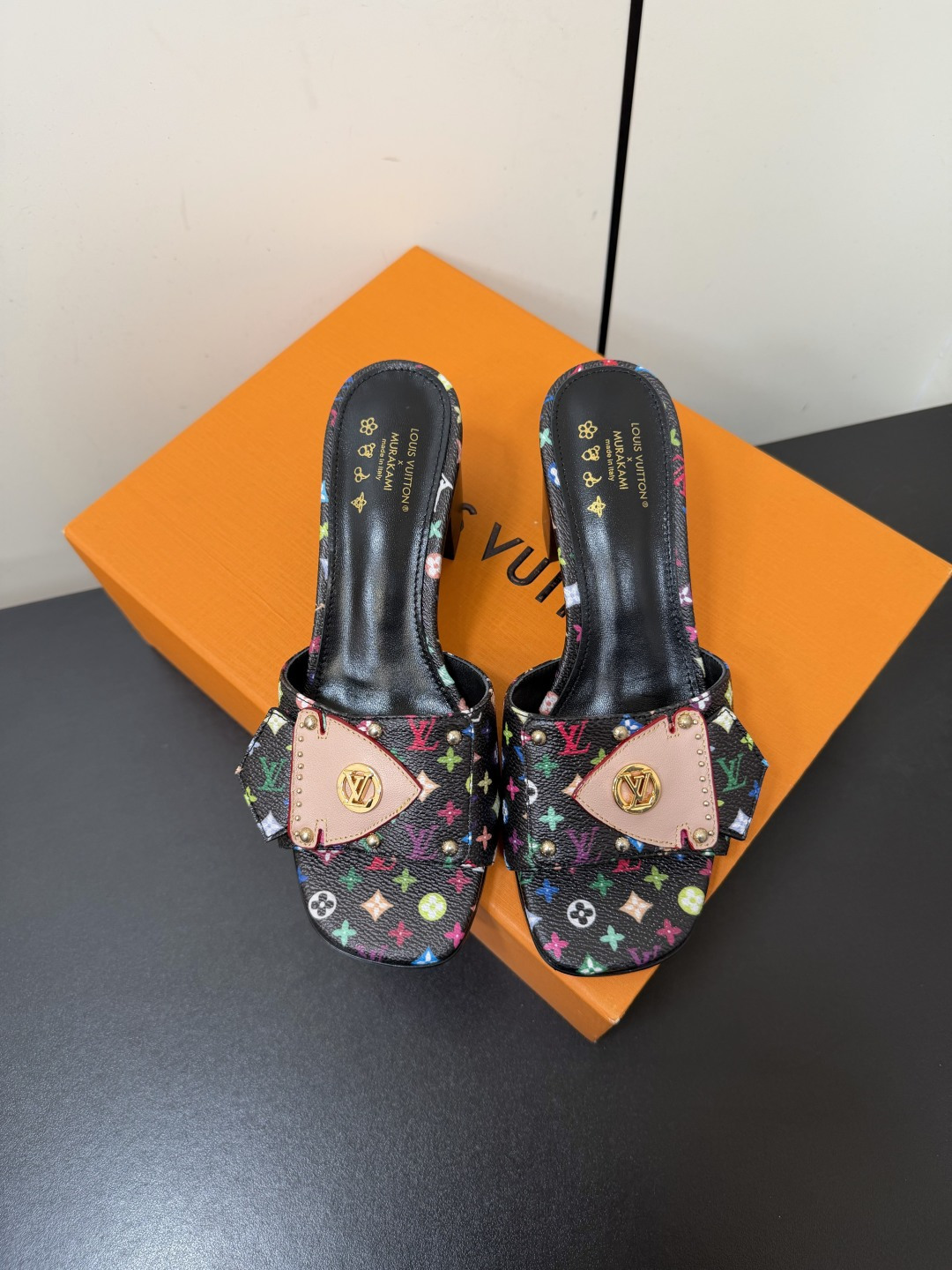 NO:888217,LV co-branded Takashi Murakami black three-color flat sandals, playful and cute, full of fashion. The sandals are from the Louis Vuitton  Please pay attention to our quality. Heel height 6.5cm 35-42 (40.41.42 customization is not returnable), high heels and slippers, louis vuitton, louis vuitton, high heels, slippers, cowhide, Leather soles19860909LV联名村上隆 黑三彩平底凉拖鞋 俏皮可爱 时尚度拉满 凉拖出自路易威登 x 村上隆再版系列,为全幅 Monogram 图案浸染彩虹色调,令品牌经典元素舒展日本艺术家村上隆的鲜明美学风格.鞋面点缀饰钉牛皮革带,蝴蝶结细节再添考究笔触 顶级牛皮定制打印彩花 意大利进口真皮大底 造价昂贵 质感与原版一致 请认准我家品质 跟高6.5cm 35-42（40.41.42定制不退换）,高跟鞋拖鞋,louis vuitton,louis vuitton,high heels,slippers,cowhide,Leather soles,Women's Shoes