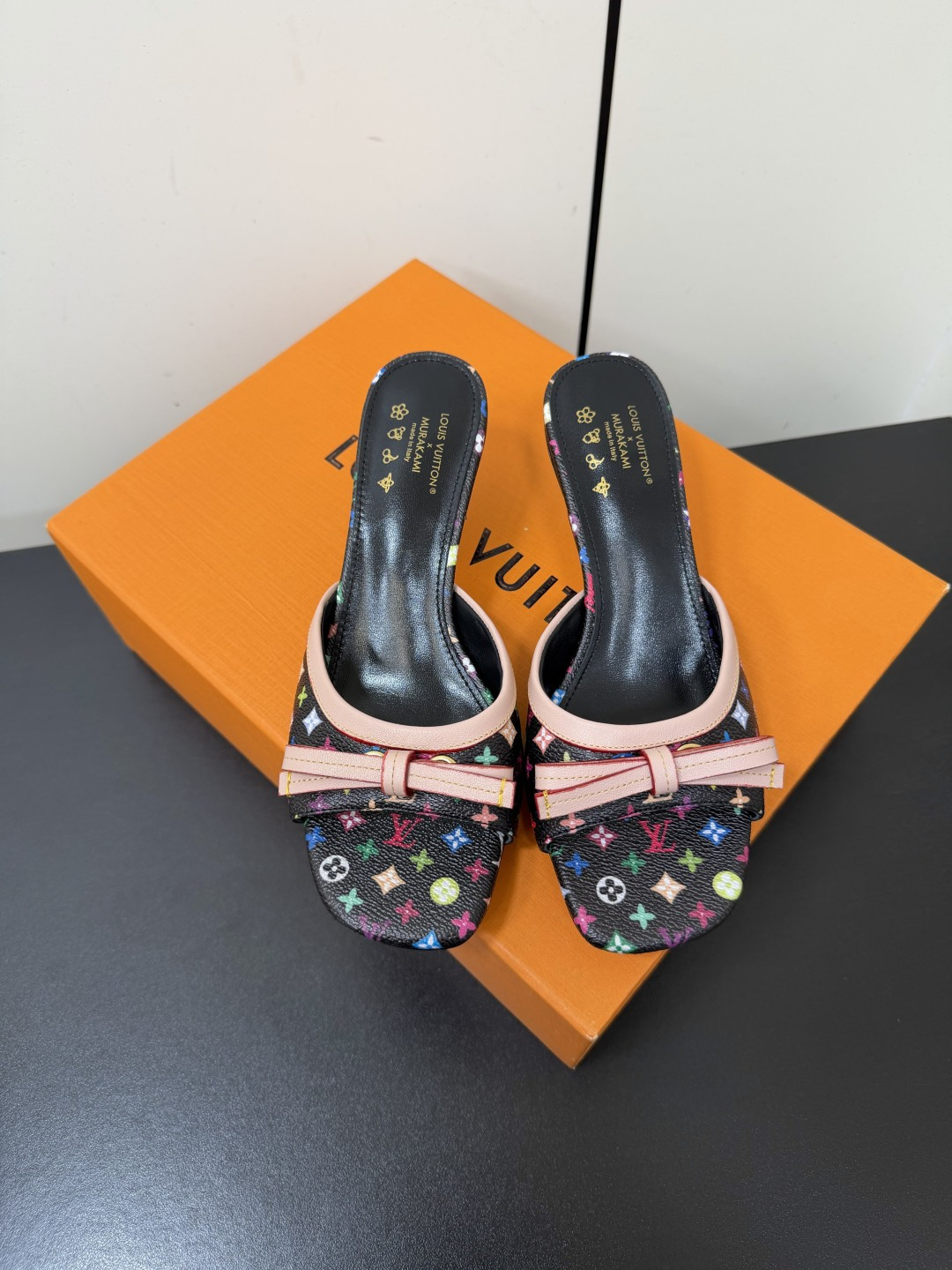 NO:888200,Louis Vuitton LV sandals. The latest printed fabrics and leather bows create beautiful sparks. Genuine leather soles and top-notch lasting technology make every step feel like stepping on the clouds. From jeans to mini skirts, you can easily handle all styles. The details are high-end. They are worthy of LV craftsmanship. Wear them and you will be the focus when you go out. The sense of luxury is written from head to toe. Fabric: Original printed fabrics. Breathable sheepskin lining. Italian genuine leather sole. Heel height 9.5cm/5.5cm.  Size 35-42 (40/41/42 customized, non-refundable), high heels and slippers, louis vuitton, louis vuitton, louis vuitton, high heels, slippers, skirts, jeans, sheepskin19860909Louis Vuitton路易威登LV凉拖鞋 最新印花面料与皮质蝴蝶结撞出绝美火花 真皮底与顶级调楦工艺 让每一步都像踩在云上 从牛仔裤到小裙子 轻松拿捏所有风格 细节处处透着高级 不愧是LV工艺 穿上它 出门就是焦点 奢华感从头写到脚 面料: 原版印花面料 内里透气羊皮 鞋底意大利真皮底 跟高9.5cm/5.5cm 码数35－42(40/41/42定做不退换),高跟鞋拖鞋,louis vuitton,louis vuitton,louis vuitton,high heels,slippers,skirts,jeans,sheepskin,Women's Shoes
