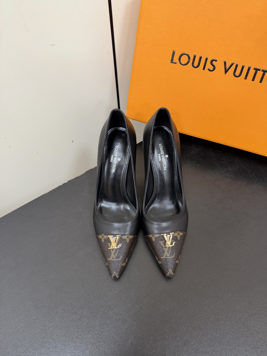 NO:888191,56ss new spring and summer LOUIS VUITTON Louis Vuitton LV high-heeled shoes series, classic metal letter buckle stiletto pumps, LV pointed-toe shoes, patent leather material + classic Logo, simple, elegant and super recognizable!  The pointed toe design elongates the leg lines, and the nude color is versatile, making it easy to wear on commuting, at work, or on dates. The flat-bottomed structure is comfortable and easy to walk on, and you won’t feel tired even if you stand for a long time. Whether worn with suit pants or a dress, you can easily switch between a smart or gentle style. It is a must-have item for working girls and fashionistas!  Customized calfskin upper, sheepskin lining, Italian genuine leather outsole, heel height 9cm, size 35-39 (34.40.41.42 custom-made, non-refundable), high-heeled shoes, louis vuitton, louis vuitton, louis vuitton, high heels, skirts, business suit, cowhide, sheepskin, Leather soles1986090956ss春夏新款 LOUIS VUITTON 路易威登LV高跟鞋系列 经典金属字母扣细跟浅口单鞋 LV尖头单鞋,漆皮材质+经典Logo,简约优雅又超有辨识度！尖头设计拉长腿部线条,裸色百搭,通勤、职场、约会都能轻松驾驭.平底结构,舒适好走,长时间站立也不累.无论配西装裤还是连衣裙,都能轻松切换干练or温柔风格,是职场女生和时尚达人的必备单品！ 鞋面定制小牛皮 内里垫脚羊皮 鞋底意大利真皮大底 跟高9cm 码数35-39（34.40.41.42定做不退换）,高跟鞋单鞋,louis vuitton,louis vuitton,louis vuitton,high heels,skirts,business suit,cowhide,sheepskin,Leather soles,Women's Shoes