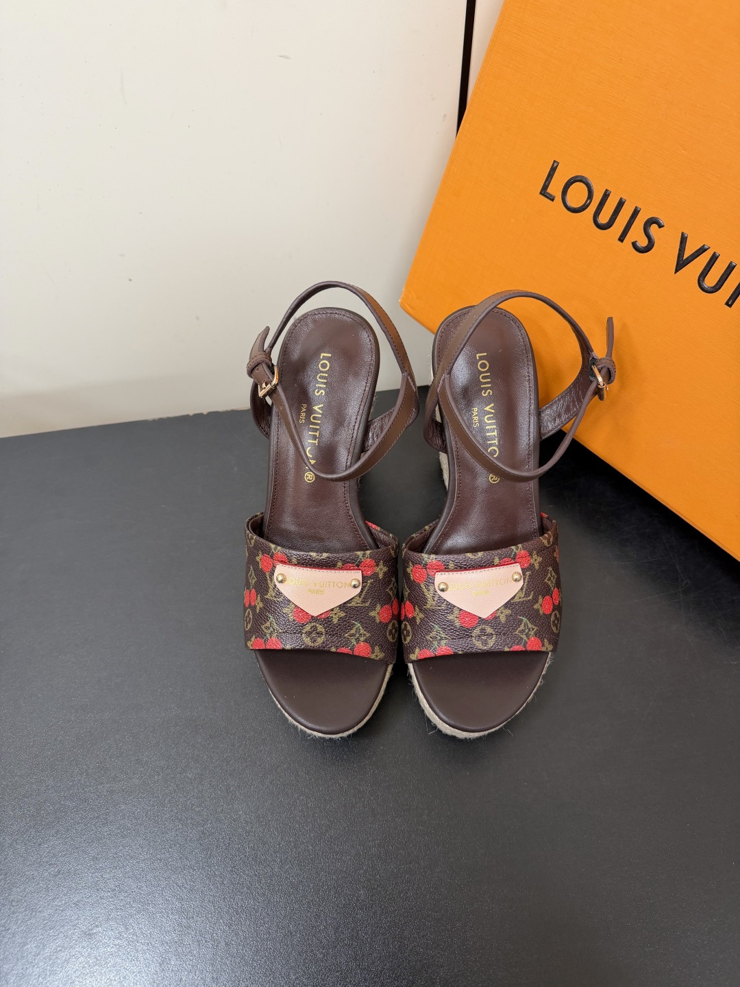 NO:888181,LV Louis Vuitton retro hemp rope wedge sandals, who knows!  LV's pair really welds the French style to the feet. The classic presbyopia + retro hemp rope soles make the brand more recognizable. The 11cm heel + 4cm forefoot water platform, invisible height increase and super friendly. The upper toes can be transformed into a 30-70 ratio in seconds, and a small person can become taller in seconds!   The strap design makes your feet look slimmer, and the straw sole has a holiday atmosphere. It can be used for daily commuting and dating. It is soft and elastic when you step on it, and you can walk without stress. Each pair is a work of art full of details, balancing the sense of luxury and practicality to the extreme. It is an atmospheric artifact in the spring and summer shoe cabinet. You can buy it with your eyes closed. Size 35-42 (34.40.41.42 customized and non-returnable), high-heeled sandals, louis vuitton, louis  vuitton,sandals,high heels,espadrilles19860909LV路易威登 复古麻绳坡跟凉鞋  谁懂啊！LV这双真的把法式慵懒焊在脚上了  经典老花+复古麻绳包底,把品牌辨识度拉满 11cm后跟+4cm前掌水台,隐形增高超友好 上脚秒变三七分比例,小个子直接秒变大长腿！  绑带设计超显脚细,草编底自带度假氛围感 日常通勤、约会出游都能搭 踩上去软弹不磨脚,暴走无压力  每一双都是细节感拉满的艺术品 把高级感和实穿性平衡到极致 春夏鞋柜里的氛围感神器,闭眼入不亏  码数35-42（34.40.41.42定制不退换）,高跟鞋凉鞋,louis vuitton,louis vuitton,sandals,high heels,espadrilles,Women's Shoes
