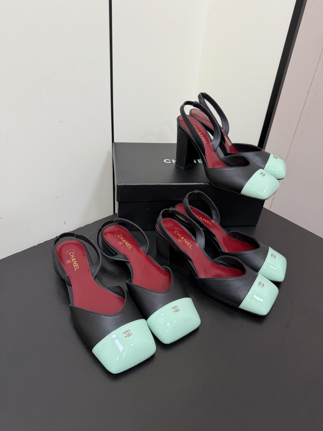 NO:888140,Chanel Xiaoxiang's popular 26 spring and summer square toe hollow sandals. This series is really out of the ordinary. The bold square toe design seems to have injected new inspiration into the design of the shoe shape. It is novel and fashionable. The splicing of lambskin material and cowhide, the splicing of different materials and colors, is very eye-catching!  The soles are cowhide soles imported from Italy!  size 35-41 (40.41 customized) Heel height 8.5cm/6.5cm/1.5cm, high heels sandals, chanel, sandals, high heels, cowhide, sheepskin19860909Chanel 小香26春夏爆款方头中空凉鞋 这个系列真的很出圈,大胆的方头设计似乎给鞋子造型的设计注入了新的灵感,新颖时髦 小羊皮材质拼接牛皮,不同材质和色彩的拼接,非常吸睛！ 鞋底为意大利进口牛皮底！ size 35-41（40.41定制） 跟高8.5cm/6.5cm/1.5cm,高跟鞋凉鞋,chanel,sandals,high heels,cowhide,sheepskin,Women's Shoes