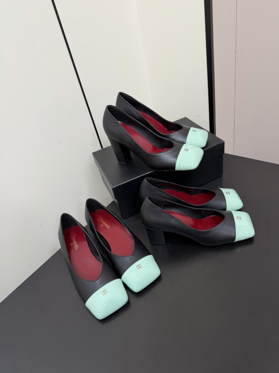 NO:888151,Chanel Xiaoxiang 26 spring and summer popular square-toe shoes. This series is really out of the ordinary. The bold square-toe design seems to have injected new inspiration into the design of the shoe shape. It is novel and fashionable. The splicing of lambskin material and cowhide, the splicing of different materials and colors, is very eye-catching!  The soles are cowhide soles imported from Italy!  size 35-41 (40.41 customized) Heel height 8.5cm/6.5cm/1.5cm, high heels sandals, chanel, sandals, high heels, cowhide, sheepskin19860909Chanel 小香26春夏爆款方头单鞋 这个系列真的很出圈,大胆的方头设计似乎给鞋子造型的设计注入了新的灵感,新颖时髦 小羊皮材质拼接牛皮,不同材质和色彩的拼接,非常吸睛！ 鞋底为意大利进口牛皮底！ size 35-41（40.41定制） 跟高8.5cm/6.5cm/1.5cm,高跟鞋凉鞋,chanel,sandals,high heels,cowhide,sheepskin,Women's Shoes