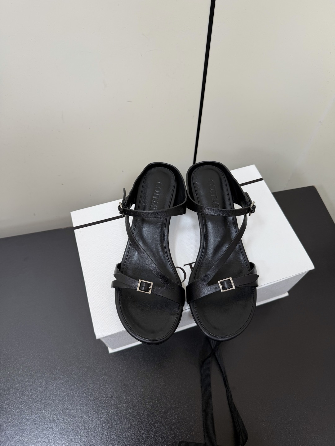 NO:888131,Cotem6 spring and summer new minimalist style treasure retro cat heel sandals. The beauty shoe king strikes again. This thin strap sandal is really a big devil. It is super exquisite and versatile. It is a sandal that you must not miss in summer. The upper is made of imported calfskin, the lining is sheepskin, and the Italian imported genuine leather outsole. Heel height: 3.5cm. Size: 35-41 (40.41 custom-made, non-returnable)  Comes with original packaging, split-toe shoes, sandals, cowhide, sheepskin, Leather soles19860909Cotem6春夏新款极简风宝藏复古猫跟凉鞋 美鞋王再次出击,这款细带凉鞋真的是大魔王,超精致百搭,夏季一定不能错过的凉鞋, 鞋面采用进口小牛皮 内里垫脚羊皮 意大利进口真皮大底 跟高:3.5cm 码数:35-41（40.41订做不退换） 配原版包装,分趾鞋,sandals,cowhide,sheepskin,Leather soles,Women's Shoes