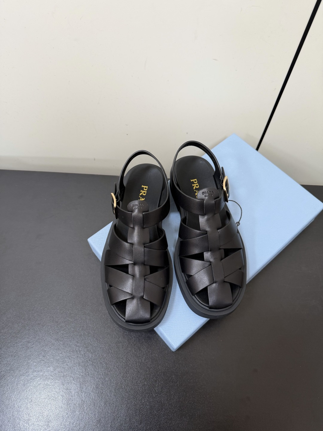 NO:888111,Prada's new retro pig cage shoes Roman sandals P's minimalist high-end style, classic cage woven hollows, metal buckles on the back, Prada logo hot stamped inside the shoes, Italian craftsmanship to create a retro summer texture  size35-39 (customized at 40.41), sandals, prada, sandals19860909Prada新款复古猪笼鞋罗马凉鞋 P家极简高级风,经典笼式编织镂空、后绊带金属搭扣、鞋内烫印Prada标识,意大利工艺打造复古夏日质感 YB拆卸,纯手工编织,软皮革鞋面质感拉满 低平跟,暴走一天都不累脚 复古笼式编织,透气不闷脚,修饰脚型超显瘦 size35-39（40.41定做）,凉鞋,prada,sandals,Women's Shoes