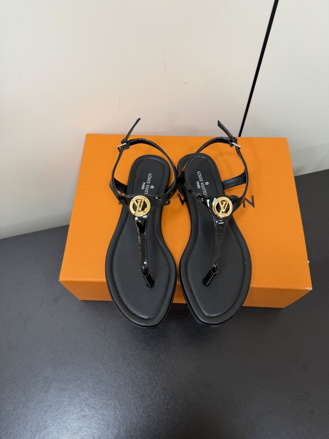 NO:888100,LV’s summer flip-up sandals new arrival~ They’re so brilliant!  Fashionable, sexy and comfortable, it has full emotional value that summer shoes can give. The shape of the shoes is also very cute and beautiful!  The upper is made of imported cow patent leather/presbyopia leather, sheepskin lining, and genuine leather outsole!  Size 35-39 (40.41.42 customization is non-refundable) Highly flat bottom Full set of counter packaging at the same time!  ,split toe shoes,louis vuitton,louis vuitton,louis vuitton,sandals,sheepskin,Leather soles19860909LV驴家夏季夹脚凉鞋 new arrival～ 也太出彩了！时尚性感舒适,拉满了夏日美鞋能给的满分 情绪价值.鞋的造型也很乖巧好看呀！ 鞋面选用进口牛漆皮/老花皮,羊皮内里,真皮大底！ size 35-39（40.41.42定制不退换） 高度平底 全套专柜同步包装！,分趾鞋,louis vuitton,louis vuitton,louis vuitton,sandals,sheepskin,Leather soles,Women's Shoes