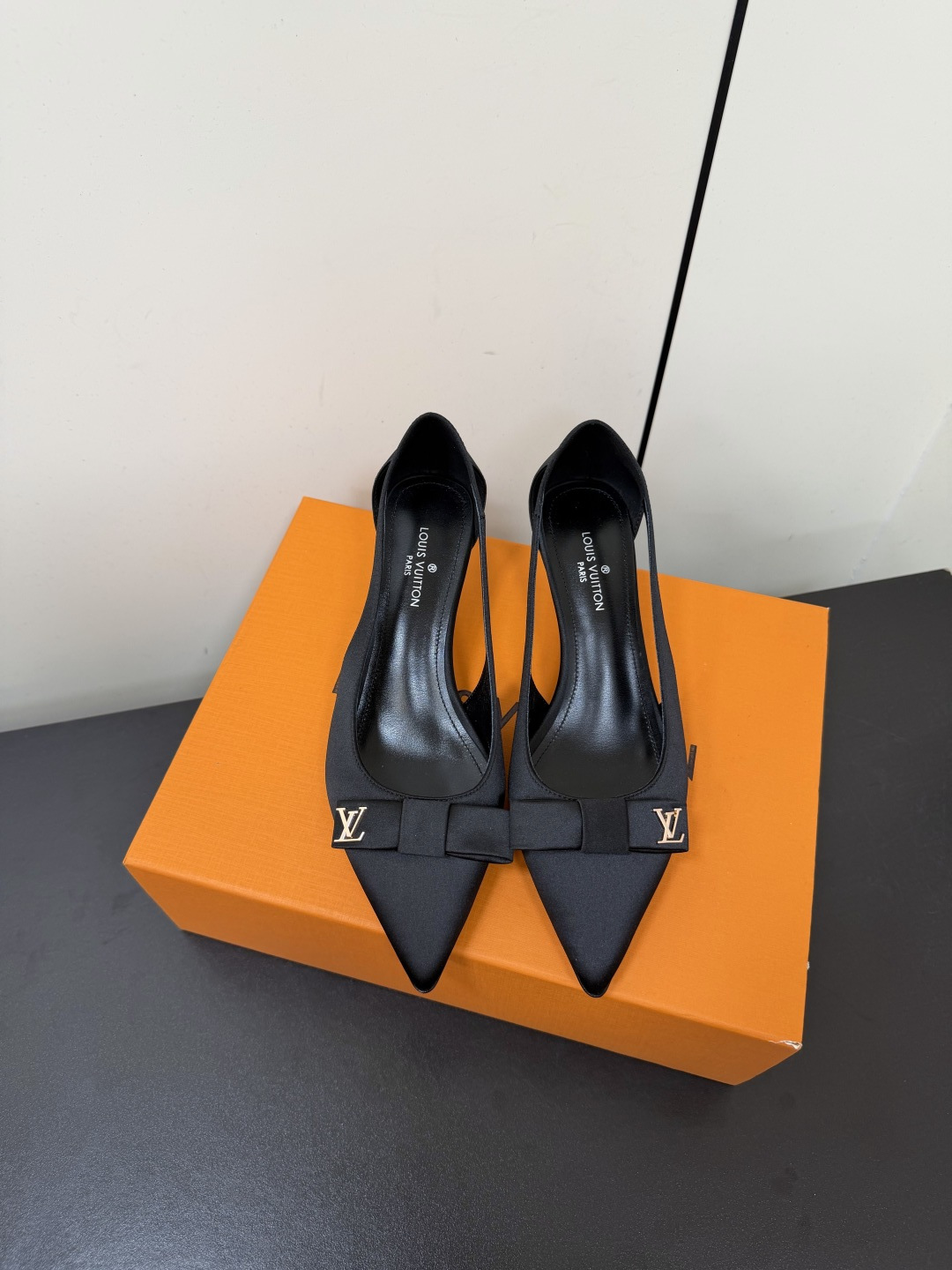 NO:888080,Louis Vuitton LV2026 new silk pointed-toe high-heeled shoes. This exquisite shoe is made of satin, leather sole, high-heeled heel. The toe bow is decorated with a metal buckle with LV initials. It has high brand recognition. The upper is imported silk satin. Sheepskin lining. Imported leather outsole. Heel height 5.5cm. Size35-39 (40.41.42 custom-made and non-returnable). High-heeled sandals, louis  vuitton,louis vuitton,sandals,high heels,sheepskin,real silk,Leather soles19860909Louis Vuitton LV2026新款真丝尖头高跟单鞋 这款精致的鞋以缎面制成,皮革鞋底,高跟鞋跟.鞋头蝴蝶结装饰,并点缀有LV首字母缩写金属扣 品牌识别度高 鞋面为进口真丝缎面 羊皮内里 进口真皮大底 跟高5.5cm Size35-39（40.41.42定做不退换）,高跟鞋凉鞋,louis vuitton,louis vuitton,sandals,high heels,sheepskin,real silk,Leather soles,Women's Shoes