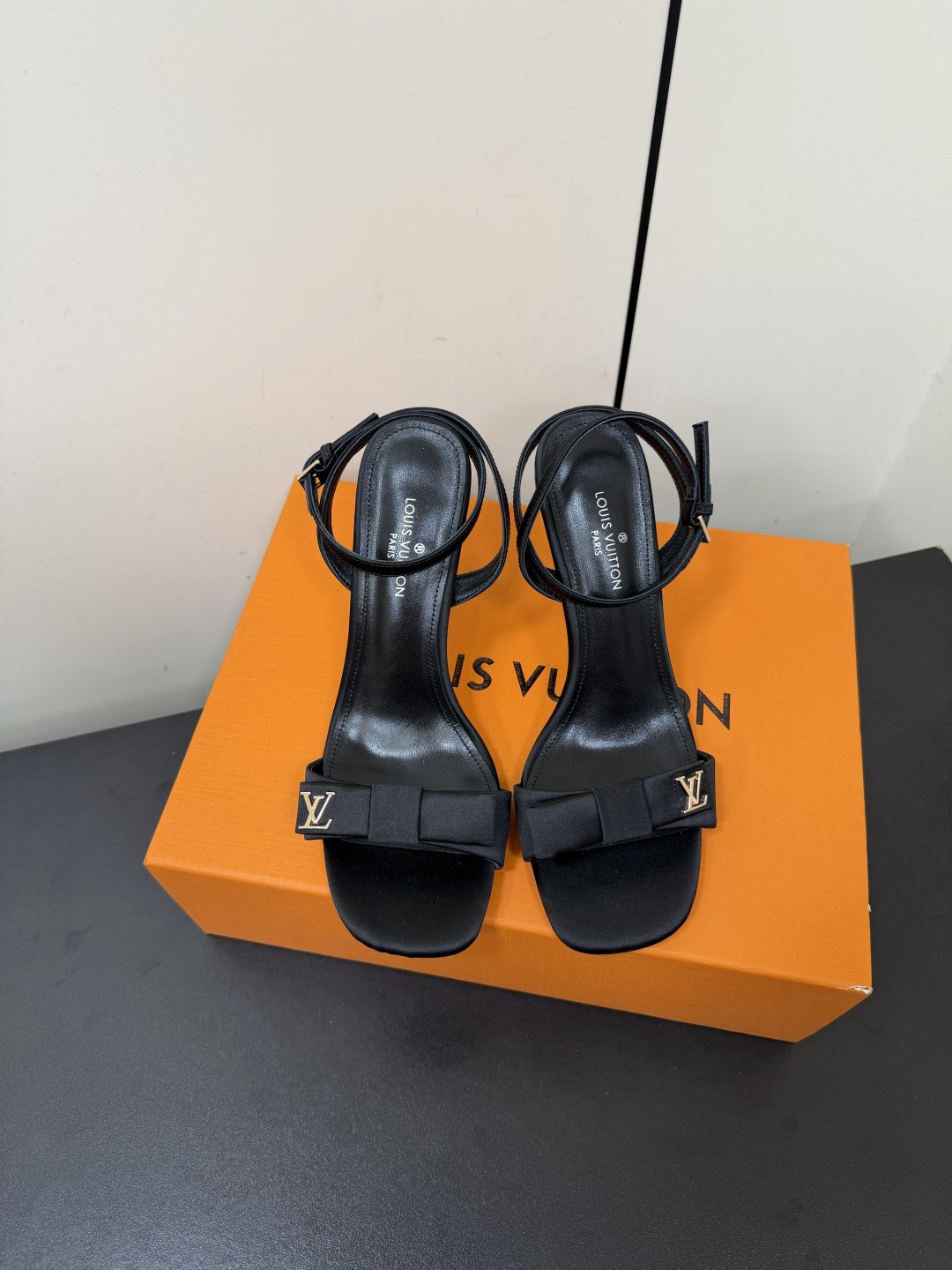 NO:888090,The official website of Louis Vuitton high-heeled sandals is updated simultaneously. LV hardware is decorated with 'logo', which is full of details and a visual feast that can hardly conceal LV's elegant temperament. It is comfortable and easy to wear on the feet, and full of femininity. The new original inverted mold last shape, the ultimate 1:1 shape, exquisite workmanship, and imported high-end fabrics show exquisite texture!  The fabric is imported silk, the lining is high-quality soft sheepskin, the feet are imported goatskin, and the Italian genuine leather outsole is 9.5cm electroplated and high-end. Size 35-39 (34.40.41.42 customization is non-returnable and non-exchangeable), high heels and sandals, louis vuitton, louis vuitton, sandals, high heels, sheepskin, real silk, Leather soles19860909Louis Vuitton高跟凉鞋官网同步更新 Lv五金 “logo”饰以点缀,细节感拉满、效果视觉盛宴难以掩饰lv的优雅气质刚刚好、上脚舒适好穿、女人味十足. 新原版倒模楦型,极致1:1形体,做工精致、进口高端面料呈现出精致质感！ 面料进口真丝 内里优质柔软羊皮里、 垫脚进口山羊皮、 意大利真皮大底 9.5cm电镀跟高端大气 码数35-39（34.40.41.42定制不退不换）,高跟鞋凉鞋,louis vuitton,louis vuitton,sandals,high heels,sheepskin,real silk,Leather soles,Women's Shoes