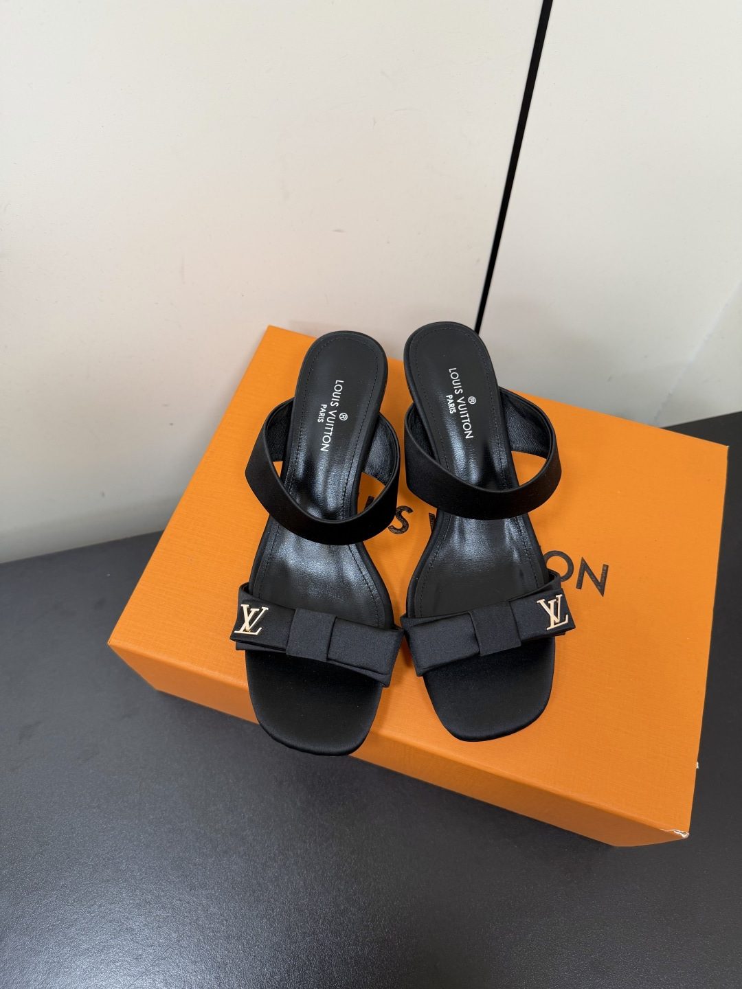 NO:888070,Louis Vuitton LV2026 new silk sandals. This exquisite shoe is made of satin, leather sole, high-heeled heel. The toe bow is decorated with a metal buckle with LV initials. It has high brand recognition. The upper is imported silk satin. Sheepskin lining. Imported leather outsole. Heel height 5.5cm. Size35-39 (40.41.42 custom-made and non-refundable). High-heeled shoes and slippers, louis vuitton, louis  vuitton,high heels,slippers,sheepskin,real silk,Leather soles19860909Louis Vuitton LV2026新款真丝凉拖鞋 这款精致的鞋以缎面制成,皮革鞋底,高跟鞋跟.鞋头蝴蝶结装饰,并点缀有LV首字母缩写金属扣 品牌识别度高 鞋面为进口真丝缎面 羊皮内里 进口真皮大底 跟高5.5cm Size35-39（40.41.42定做不退换）,高跟鞋拖鞋,louis vuitton,louis vuitton,high heels,slippers,sheepskin,real silk,Leather soles,Women's Shoes