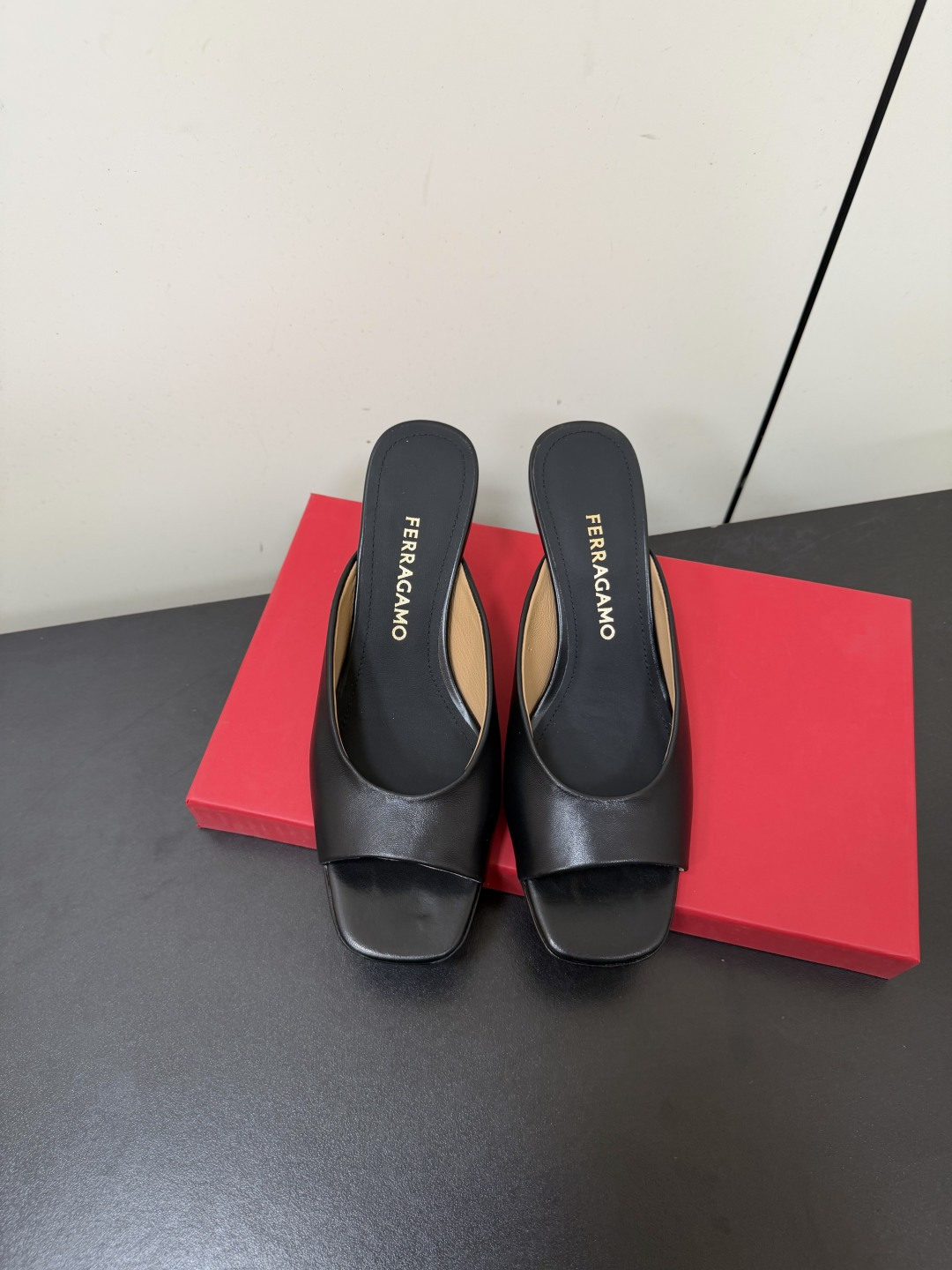 NO:888143,Ferragamo Ferragamo Fashionable Muller Fish Mouth Half Slippers Ferragamo's new Muller slippers!  Milan fashion catwalk model, exquisite and artistic. The back design + low heel is comfortable and elegant, and can be easily used in daily or formal occasions. Italian craftsmanship, full of details, looks great with skirts or trousers, and easily enhances the look. Sheepskin upper, sheepskin lining, Italian genuine leather sole!  Original molded heels!  Size 35-41 (40.41 custom-made, non-refundable), half-slip high heels, ferragamo, ferragamo, high heels, slippers, skirts, sheepskin19860909Ferragamo菲拉格慕 时尚穆勒鱼嘴半拖 Ferragamo新品穆勒拖鞋！米兰时装走秀款,精致又有艺术感.后空设计+低跟,舒适又优雅,日常或正式场合都能轻松驾驭.意大利工艺,细节满分,搭配裙装或裤装都很出彩,轻松提升造型高级感 鞋面羊皮 内里羊皮 意大利真皮底！ 原版开模鞋跟！ 码数35-41（40.41订做不退换）,半拖高跟鞋,ferragamo,ferragamo,high heels,slippers,skirts,sheepskin,Women's Shoes