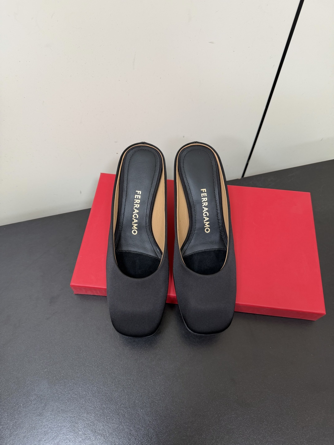 NO:888153,Ferragamo Fashionable Muller Half-Slippers Ferragamo's new Muller slippers!  Milan fashion catwalk model, exquisite and artistic. The hollow back design + low heel is comfortable and elegant, and can be easily used in daily or formal occasions. Italian craftsmanship, full of details, looks great with skirts or trousers, and easily enhances the look. Silk satin upper, sheepskin lining, Italian leather sole!  Original molded heels!  Size 35-41 (40.41 custom-made, non-returnable), half-slip high heels, ferragamo, ferragamo, high heels, slippers, skirts, sheepskin, real silk, silk fabric19860909Ferragamo菲拉格慕 时尚穆勒半拖 Ferragamo新品穆勒拖鞋！米兰时装走秀款,精致又有艺术感.后空设计+低跟,舒适又优雅,日常或正式场合都能轻松驾驭.意大利工艺,细节满分,搭配裙装或裤装都很出彩,轻松提升造型高级感 鞋面真丝绸缎面 内里羊皮 意大利真皮底！ 原版开模鞋跟！ 码数35-41（40.41订做不退换）,半拖高跟鞋,ferragamo,ferragamo,high heels,slippers,skirts,sheepskin,real silk,silk fabric,Women's Shoes