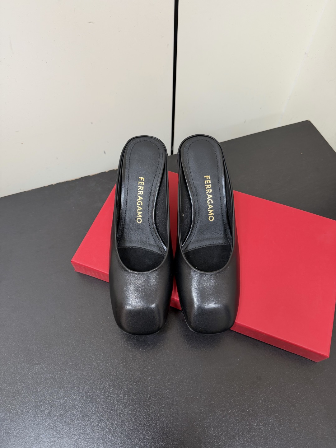 NO:888163,Ferragamo Fashionable Muller Half-Slippers Ferragamo's new Muller slippers!  Milan fashion catwalk model, exquisite and artistic. The back design + low heel is comfortable and elegant, and can be easily used in daily or formal occasions. Italian craftsmanship, full of details, looks great with skirts or trousers, and easily enhances the look. Sheepskin upper, sheepskin lining, Italian genuine leather sole!  Original molded heels!  Size 35-41 (40.41 custom-made, non-refundable), half-slip high heels, ferragamo, ferragamo, high heels, slippers, skirts, sheepskin19860909Ferragamo菲拉格慕 时尚穆勒半拖 Ferragamo新品穆勒拖鞋！米兰时装走秀款,精致又有艺术感.后空设计+低跟,舒适又优雅,日常或正式场合都能轻松驾驭.意大利工艺,细节满分,搭配裙装或裤装都很出彩,轻松提升造型高级感 鞋面羊皮 内里羊皮 意大利真皮底！ 原版开模鞋跟！ 码数35-41（40.41订做不退换）,半拖高跟鞋,ferragamo,ferragamo,high heels,slippers,skirts,sheepskin,Women's Shoes