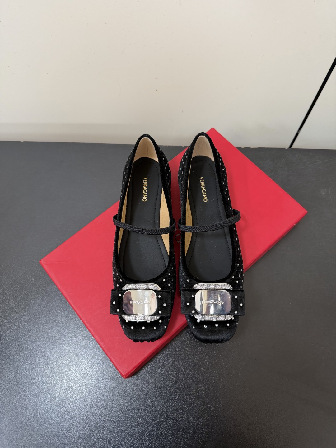 NO:888123,Ferragamo's new Vara bow ballet flats!  Its design is very exquisite, from the laces to the upper, every detail is full of artistic sense. The proportions of the bow have also been readjusted, making it feel neater and younger~ At the same time, the foot feels very soft and comfortable, and the comfort of your feet not being squeezed is fascinating!  It is a style that cannot be missed. The soft cloud foot feel takes into account both appearance and comfort. The silver is full of luxury. The black is classic and versatile. Every detail and leather texture of the original mold are consistent with ZP. The fabric is original sheepskin/velvet. The lining is imported sheepskin lining for the feet. The outsole is the original custom-made non-slip outsole.  Size 34.35.36.37.38.39.40.41 (34.40.41 is customized and non-refundable), sandals, ferragamo, ferragamo, sandals, flats, sheepskin19860909Ferragamo菲拉格慕全新Vara蝴蝶结芭蕾舞鞋平底鞋！ 它的设计非常精致,从鞋带到鞋面,每一个细节都充满了艺术感. 蝴蝶结的比例也有重新调整,感觉更利落年轻~ 同时脚感非常柔软舒适、双脚不被挤压的舒适感令人迷恋！是一款不能错过的款式 软软的云朵脚感兼顾颜值和舒适 银色高级感满满 黑色经典百搭 原版开模每个细节、皮料质感都与ZP一致 面料原版羊皮/天鹅绒 内里进口羊皮内里垫脚. 大底原版定制防滑大底. 码数34.35.36.37.38.39.40.41（34.40.41定做不退换）,凉鞋单鞋,ferragamo,ferragamo,sandals,flats,sheepskin,Women's Shoes
