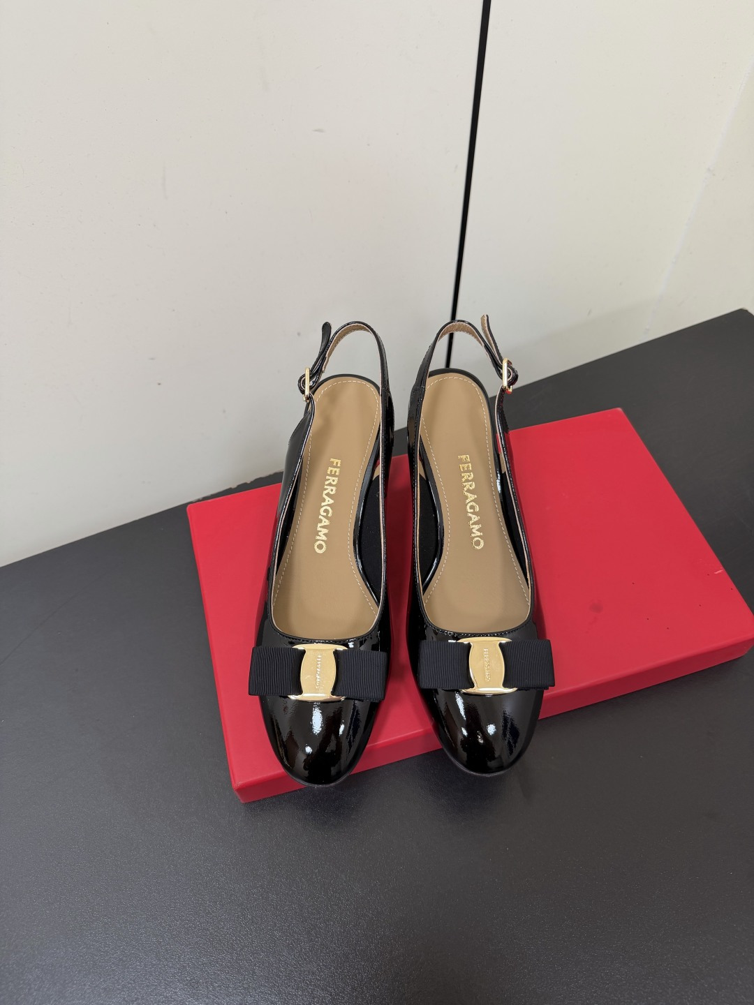 NO:888133,Ferragamo counter 26 early spring series new product iconic bow hardware buckle thick heel sandals are reinterpreted in solid color design and decorated with the iconic Vara bow. It is a must-have shoe suitable for attending various occasions. The shoe shape has smooth lines and an awesome version. It is comfortable on the foot. It increases height, slims down and lengthens the leg line!  The upper is made of patent leather/sheepskin, the lining is sheepskin, and the genuine leather outsole imported from Italy. Heel height: 5.5cm. Size: 35-41 (40/41/customized, non-refundable). Comes with original packaging, sandals, ferragamo, ferragamo, sandals, sheepskin, Leather soles.19860909Ferragamo菲拉格慕专柜26早春系列新品标志性蝴蝶结五金扣粗跟后空凉鞋单鞋以纯色设计重新演绎饰有标志性Vara蝴蝶结是适合出席各类场合的必备鞋款 鞋型线条流畅 版型超赞 上脚舒适.增高.显瘦.拉长腿部线条！ 鞋面采用漆皮/羊皮 内里垫脚羊皮 意大利进口真皮大底  跟高:5.5cm 码数:35-41（40/41/定做不退换） 配原版包装,凉鞋单鞋,ferragamo,ferragamo,sandals,sheepskin,Leather soles,Women's Shoes