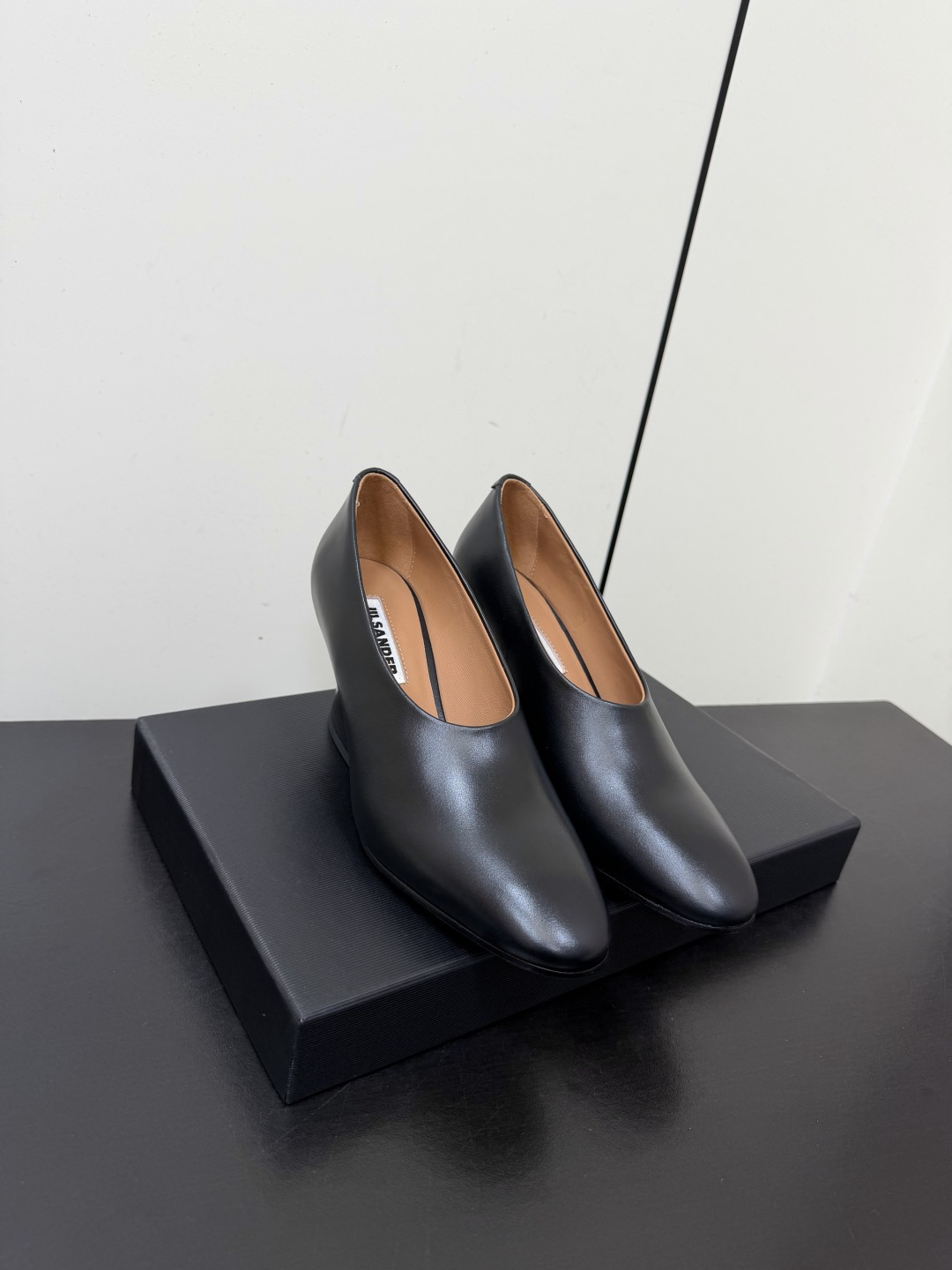 NO:888112,Jilsander2026 spring and summer catwalk style simple retro thick heel round toe shoes/half drag minimalist style!  Many girls with fashionable personalities are very fond of international affordable luxury brands like Jilsander!  Don’t follow the trend, don’t blindly follow the trend, have your own unique interpretation of fashion and avant-garde in your daily look!  Highly recommend this pointed toe hollow sandal, the shoe shape is slender, simple, fashionable and unique!  Easy to wear and easy to match, fresh and refined, the upper leg is super long. The upper is made of original imported cowhide, lining sheepskin, foot pad sheepskin, outsole imported genuine leather outsole from Italy. Size: 35-40 (customized for 40, non-returnable). Comes with original packaging, semi-slippers, jil sander, sandals, cowhide, sheepskin, Leather soles.19860909Jilsander2026春夏走秀款简易复古粗跟圆头单鞋/半拖 极简主义风格！ 很多时尚个性的姑娘,非常青睐jilsander这样一些国际轻奢品牌！不跟风,不盲从,平日look有着自己对时尚和前卫的独特诠释！极力推荐 这款尖头中空凉鞋,鞋型修长,简约时尚又与众不同！好穿好搭清新脱俗,上脚超显腿长 鞋面采用原版进口牛皮 内里羊皮 垫脚羊皮 大底意大利进口真皮大底  码数:35-40（40定做不退换） 配原版包装,半拖单鞋,jil sander,sandals,cowhide,sheepskin,Leather soles,Women's Shoes