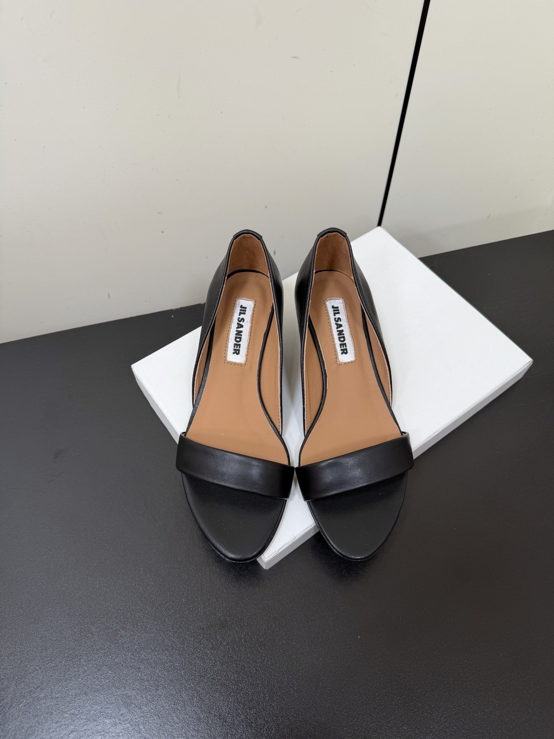 NO:888104,Jil sander26SS new spring and summer one-strap wedge sandals are a minimalist style commuter style with restrained aesthetics. This pair perfectly balances the sense of luxury and daily practicality. The neat one-strap strap is matched with smooth shoe body lines. There are no unnecessary decorations, but it has a high-end atmosphere everywhere and has a low-key recognition. Whether it is paired with a commuter suit or a light French skirt, it can be easily worn with an effortless texture.  Paired with jeans or wide-leg pants, it is casual and stylish. Whether it is a formal occasion or a daily outing, it can be held firmly. It is an 'evergreen style' in the shoe cabinet. Sheepskin upper, sheepskin lining, genuine leather outsole, size 35-41 (customized sizes 40 and 41 are non-refundable), heel height 4cm, sandals, jil sander, sandals, skirts, jeans, business suit, sheepskin, Leather soles19860909Jil sander26SS春夏新款一字带坡跟凉鞋 自带克制美学的极简风通勤款,这双把高级感与日常实用性做到了完美平衡.利落的一字带搭配流畅的鞋身线条,没有多余的装饰,却处处透着高级氛围,自带低调的辨识度,不管是搭配通勤西装还是轻法式裙装,都能轻松穿出毫不费力的质感. 搭配牛仔裤或阔腿裤,随性又有范儿,不管是正式场合还是日常出街,都能稳稳hold住,是鞋柜里的“常青款”. 鞋面羊皮 内里羊皮 大底真皮大底 size35-41码（40、41码定制不退换） 跟高4cm,凉鞋,jil sander,sandals,skirts,jeans,business suit,sheepskin,Leather soles,Women's Shoes