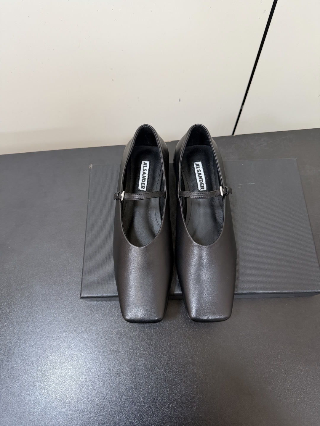 NO:888081,Jilsander 2026 spring and summer new square-toe Mary Jane shoes, genuine purchase, perfect reproduction of the one-to-one method, classic line design, a versatile summer item. Loved by Internet celebrity bloggers and ladies, various praises on social platforms, very popular, high quality, breathable and super comfortable. Upper, imported lambskin, lining sheepskin, leather outsole, Size 35-40 (40 customized, non-returnable), Mary Jane, jil  sander,mary jane,sheepskin,Leather soles19860909Jilsander2026春夏新品方头玛丽珍单鞋 正品购入 完美复刻一比一做法、经典的线条设计、炒鸡百搭的一款夏季单品 网红博主小姐姐们的挚爱,社交平台的各种夸赞,人气超高质感透气超级舒适 鞋面 进口小羊皮 内里羊皮 大底真皮大底 Size35-40（40定制不退换）,玛丽珍,jil sander,mary jane,sheepskin,Leather soles,Women's Shoes