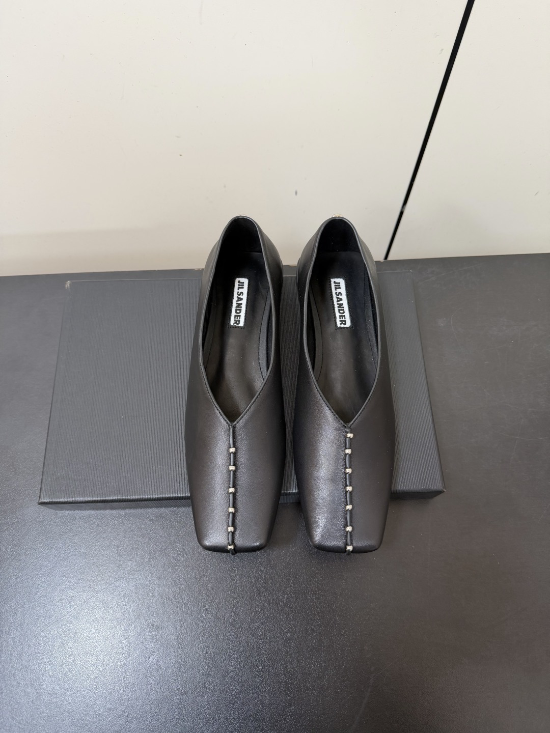 NO:888093,Jilsander's new square-toe flat shoes witch shoes | The cold narrative of German minimalism Jil Sander, as the benchmark of German minimalism, integrates iconic geometric lines into the design of square-toe flat shoes. The cold texture of fine leather is matched with the pioneering details of metal rivets on the toe. It breaks out of the soft frame of traditional flat shoes. The low-key brand woven label inside the shoe reveals the brand style. The soft-soled version combines high-end sense with practicality.  Suitable for museum exhibitions, urban commuting, luxury afternoon tea and other various scenes. Paired with wool wide-leg pants, it is a cool Berlin blogger style. Paired with a silk suspender skirt, it can create a lazy French relaxed feeling. Imported cowhide for the upper, imported sheepskin for the lining, imported leather outsole 35-39 (40 customized, non-refundable), Mary Jane, jil sander, mary jane, flats, skirts, cowhide, sheepskin, Leather  soles19860909Jilsander新品方头平底鞋女巫鞋｜德式极简的冷冽叙事 作为德式极简标杆的Jil Sander 将标志性的几何线条融入方头平底鞋设计 细腻真皮的冷冽质感搭配鞋头金属铆钉的先锋细节 跳出传统平底鞋的柔美框架 鞋内低调的品牌织标流露品牌格调 软底的版型兼顾高级感与实穿性 适配美术馆看展、都市通勤、轻奢下午茶等多样场景 搭羊毛阔腿裤是清冷的柏林博主风 配丝质吊带裙又能揉出慵懒的法式松弛感 鞋面进口牛皮 内里进口羊皮 进口真皮大底 35-39（40定制不退换）,玛丽珍,jil sander,mary jane,flats,skirts,cowhide,sheepskin,Leather soles,Women's Shoes