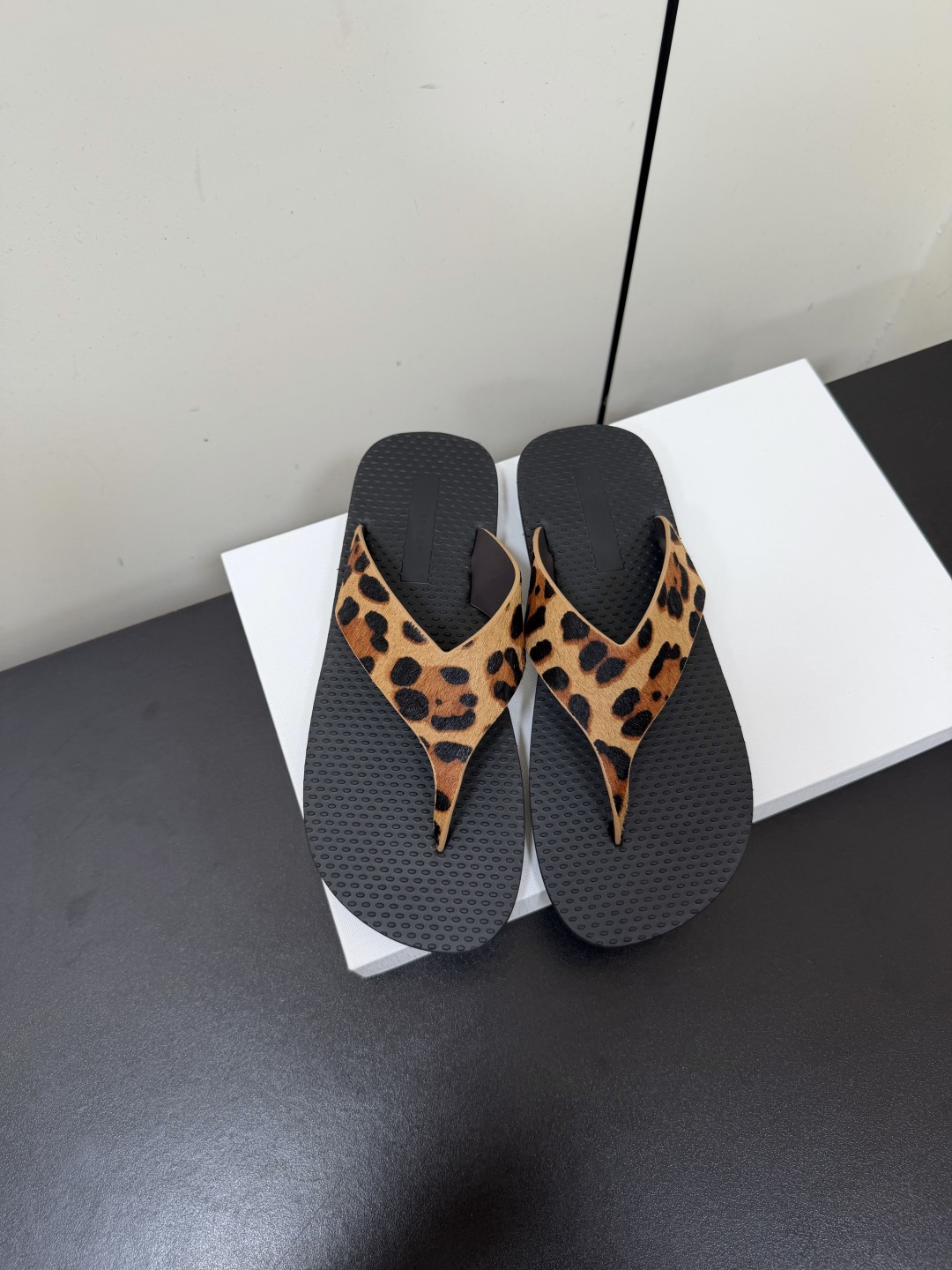 NO:888155,The Row’s latest thong flip-flops are one of the most popular brands in the past two years. The spring and summer seasons are coming. I feel like sandals are about to explode in popularity. Whether paired with jeans, linen leg pants or skirts, they can look very eye-catching!  You must buy a pair. The upper is made of imported sheepskin and original soft TPV material. Size35-40 (40 non-refundable and non-exchangeable), split-toe shoes, sandals, slippers, skirts, jeans, sheepskin19860909The Row 最新款夹趾拖鞋人字拖 是近两年最火之一的品牌,春夏的季节就要到了 凉鞋我感觉即将要爆火 无论是配牛仔裤,亚麻腿裤还是裙子都可以很亮眼！必须入手一双. 鞋面采用进口羊皮,采用原版软质TPV材质 Size35-40（40不退不换）,分趾鞋,sandals,slippers,skirts,jeans,sheepskin,Women's Shoes