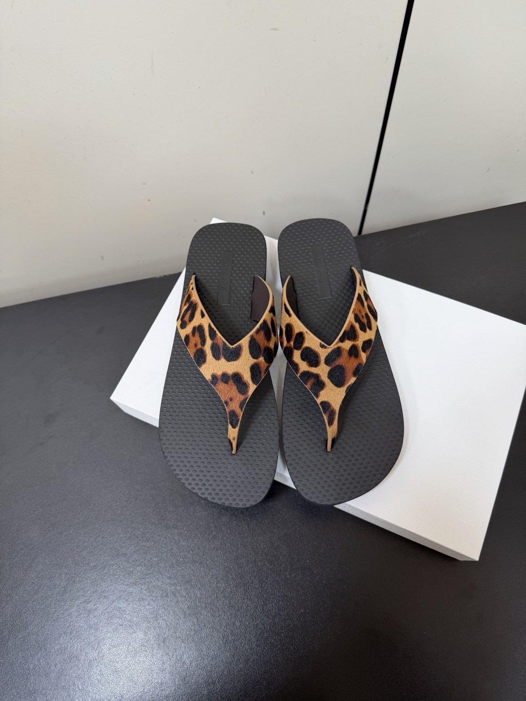 NO:888162,The Row’s latest flip-flops, thick-soled flip-flops, are one of the most popular brands in the past two years. The spring and summer seasons are coming, and I feel like sandals are about to explode in popularity. Whether paired with jeans, linen leg pants or skirts, they can be very eye-catching!  You must buy a pair. The upper is made of imported sheepskin and original soft TPV material. Size35-40 (40 non-refundable and non-exchangeable), split-toe shoes, sandals, slippers, skirts, jeans, sheepskin19860909The Row 最新款夹趾拖鞋厚底人字拖 是近两年最火之一的品牌,春夏的季节就要到了 凉鞋我感觉即将要爆火 无论是配牛仔裤,亚麻腿裤还是裙子都可以很亮眼！必须入手一双. 鞋面采用进口羊皮,采用原版软质TPV材质 Size35-40（40不退不换）,分趾鞋,sandals,slippers,skirts,jeans,sheepskin,Women's Shoes