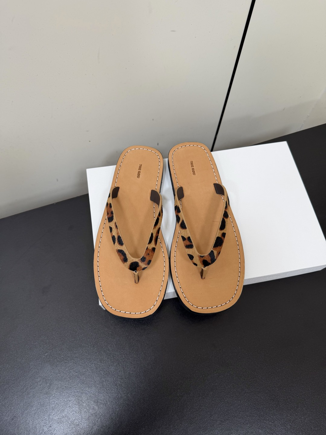 NO:888071,TheRow26ss’ latest thong flip-flops are one of the most popular brands in the past two years. The spring and summer seasons are coming. I feel that sandals are about to explode in popularity. Whether paired with jeans, linen leg pants or skirts, they can be very eye-catching!  You must buy a pair. The upper is made of imported open-edge beaded cowhide, genuine leather midsole and rubber outsole Size 35-40 (non-refundable and non-exchangeable for 40), split-toe shoes, sandals, slippers, skirts, jeans, cowhide19860909TheRow26ss最新款夹趾拖鞋人字拖 是近两年最火之一的品牌,春夏的季节就要到了 凉鞋我感觉即将要爆火 无论是配牛仔裤,亚麻腿裤还是裙子都可以很亮眼！必须入手一双. 鞋面采用进口开边珠牛皮,真皮中底 橡胶大底 Size35-40（40不退不换）,分趾鞋,sandals,slippers,skirts,jeans,cowhide,Women's Shoes