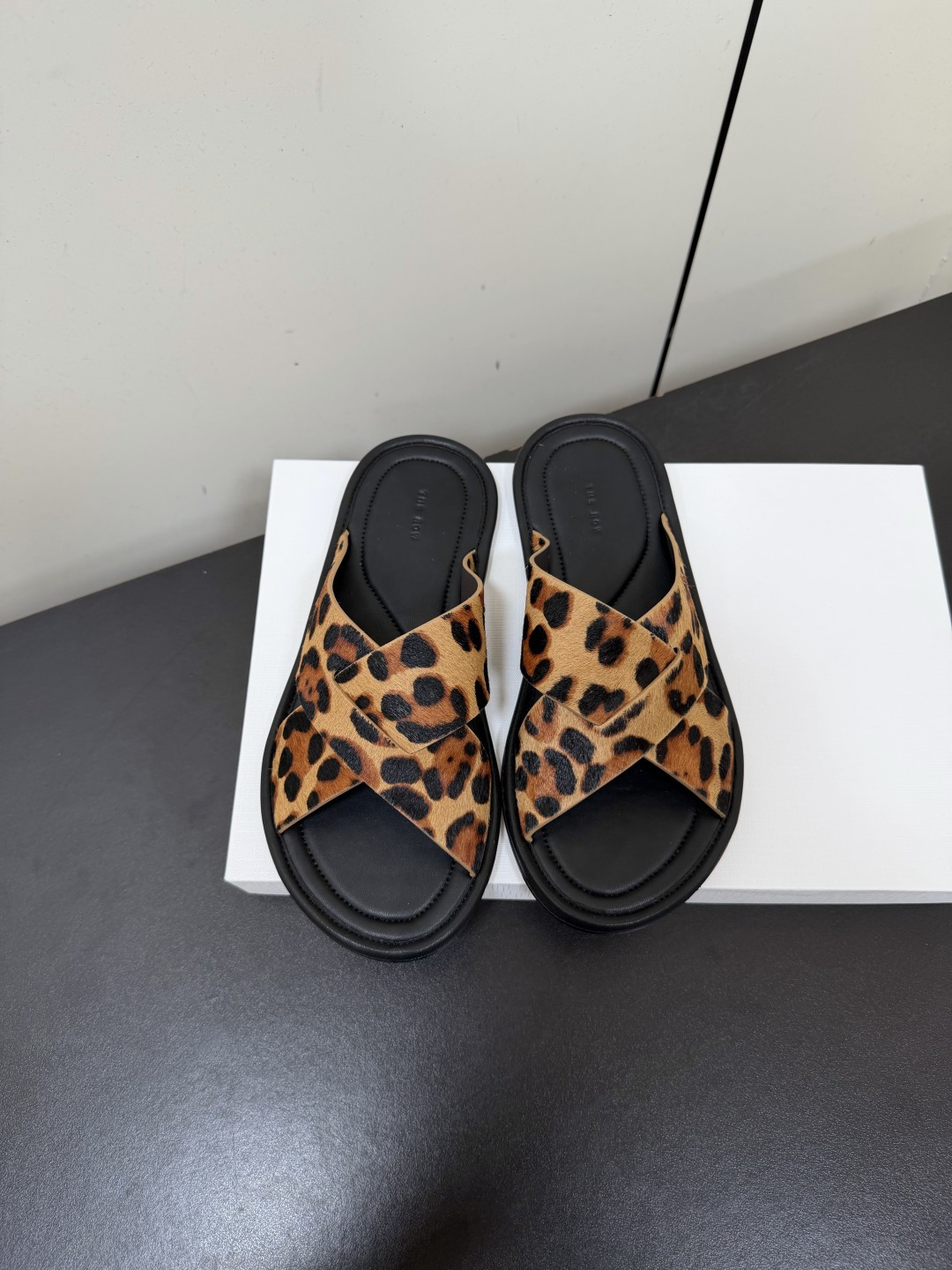 NO:888144,TheRow2026 spring and summer new flat French cross slippers French style cross slippers, soft and breathable, simple and elegant cross design, not tiring to wear for a long time. OK for commuting, shopping, and beach!  Versatile attributes, can be easily worn in skirts, full of French romantic atmosphere, perfect for summer wear~ The upper is made of original imported cowhide, the lining is sheepskin, the sole is original genuine leather outsole Size 35-39 (customized for 40 yuan, non-refundable), slippers, slippers, skirts, cowhide, sheepskin, Leather soles19860909TheRow2026春夏新款平底法式交叉拖鞋 法式风格交叉凉拖,柔软透气,交叉设计简约优雅 长时间穿也不累.通勤、逛街、沙滩都OK！ 百搭属性,裙装都能轻松驾驭,法式浪漫氛围感满分,夏季外穿超适合～ 鞋面采用原版进口牛皮 内里垫脚羊皮 鞋底原版真皮大底 Size 35-39（40定做不退换）,拖鞋,slippers,skirts,cowhide,sheepskin,Leather soles,Women's Shoes