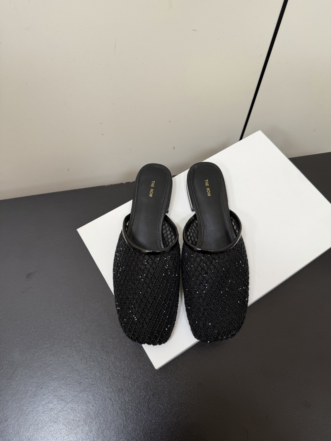NO:888125,TheRow's new spring and summer toe-toe semi-slipper Mule slippers, the upper adopts a full-diamond grid hollow design, which is highly consistent with THE ROW's consistent minimalist, high-end, and refined style. This full-diamond grid slipper is one of its classic designs, often called 'Galaxy Slippers' or 'Galaxy Slippers', and is highly sought after because it shines like a starry sky in the light. The upper is drilled mesh, sheepskin foot pads, and the heel is 2CM TPU outsole  Size 35-39 (customized in 40.41), half drag, slippers, sheepskin19860909TheRow春夏新款包头半拖穆勒拖, 鞋面采用满钻网格镂空设计,与THE ROW一贯的极简、高级、精致风格高度契合. 这款满钻网格拖鞋是其经典设计之一,常被称作“银河拖鞋”或“星河拖鞋”,因其在光线下闪耀如星空而备受追捧. 鞋面钻网 羊皮垫脚 跟高2CM tpu大底 码数35-39（40.41定做）,半拖,slippers,sheepskin,Women's Shoes