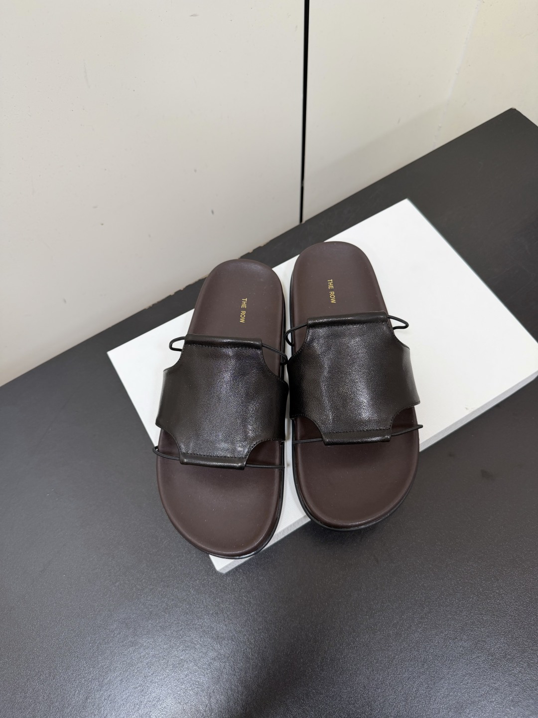 NO:888772,TheRow's pair of VIVIENNE leather sandals have a minimalist design, a combination of wide straps and thin straps, clean lines and high-end texture. The thick sole improves comfort and visual proportion, suitable for spring and summer commuting, vacation or daily wear. When matching, pay attention to the balance of 'relaxation' and 'high-end' to avoid casualness and highlight low-key luxury. Upper: imported sheepskin Lining: sheepskin original rubber outsole  Size: 35-39 (40 is custom-made and non-refundable), slippers, slippers, sheepskin19860909TheRow这双VIVIENNE皮革凉拖鞋,极简设计,宽幅带与细带组合,线条利落,质感高级.厚底提升舒适度与视觉比例,适合春夏通勤、度假或日常穿搭.搭配时注重“松弛感”与“高级感”的平衡,避免随意,凸显低调奢华. 鞋面:进口羊皮 内里:羊皮 原版橡胶大底 码数:35-39(40定做不退换),拖鞋,slippers,sheepskin,Women's Shoes