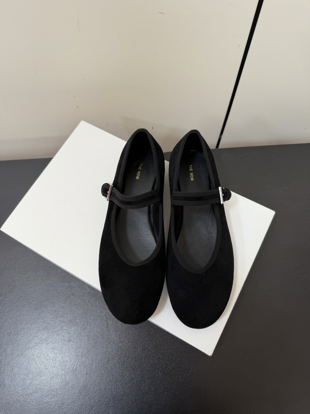 NO:888754,TheRow new suede Mary Jane shoes are extremely simple but full of tonality!  Sheep suede material, sheepskin lining for feet, soft, waxy and comfortable!  Leather injection outsole!  Size 35-39 (40.41.42 customized) with original packaging, mary jane, mary jane, sheepskin, sheep, chamois leather19860909TheRow麂皮绒玛丽珍鞋新品 极致简约但调性十足！ 羊猄反绒材质,羊皮里垫脚 软糯舒适！ 真皮注塑大底！ 码数35-39 (40.41.42定做) 配原版包装,玛丽珍,mary jane,sheepskin,sheep,chamois leather,Women's Shoes