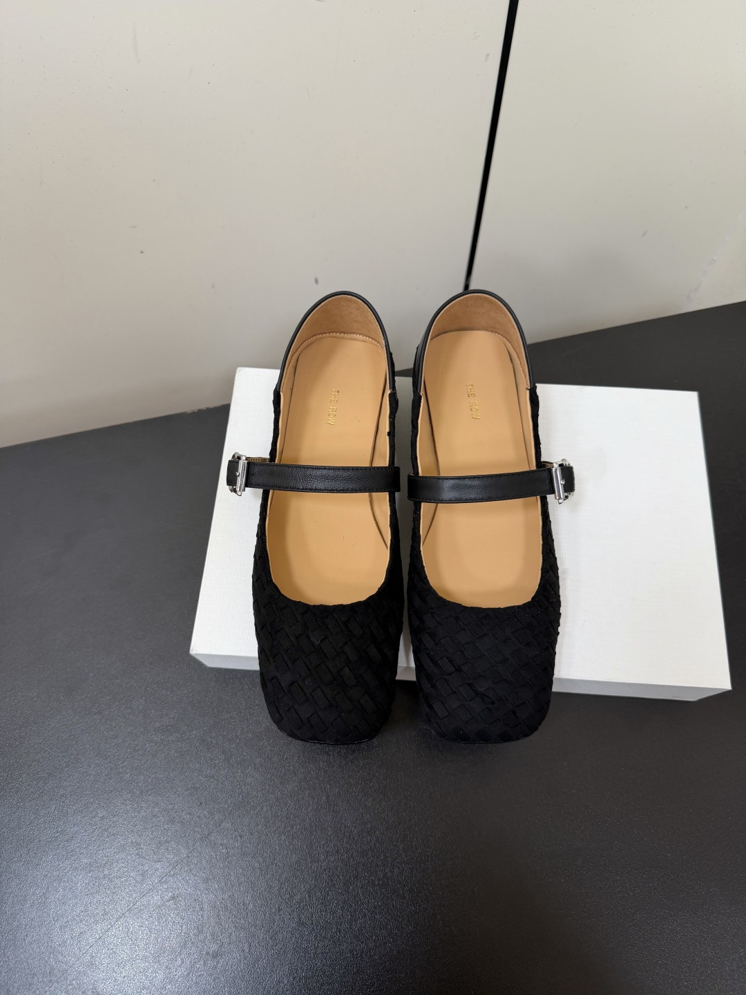 NO:888763,TheRow minimalist style buckle Mary Jane square toe flat shoes!  Cute and cute, minimalist style, exquisite and high-quality textured leather, rounded shoe shape, slip-on design, casual and comfortable, the upper is made of imported cow suede, the lining is lambskin, the genuine leather outsole imported from Italy Size number: 35-41 (40 and 41 are customized and non-refundable) Comes with original packaging, Mary Jane, mary jane, sheepskin, Leather soles19860909TheRow极简风一字扣带玛丽珍方头平底单鞋！ 可可爱爱 极简风 质感皮革细腻高级 圆润鞋型 一脚蹬设计 随性又自在 鞋面采用进口牛反绒 内里垫脚小羊皮 意大利进口真皮大底 码数:35-41（40 41定做不退换） 配原版包装,玛丽珍,mary jane,sheepskin,Leather soles,Women's Shoes