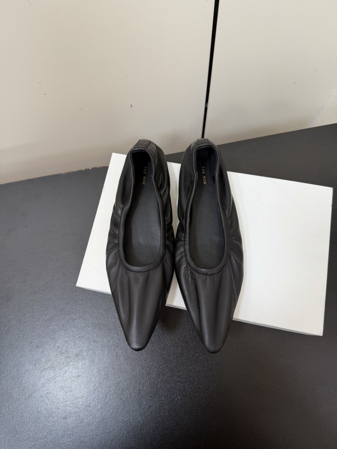 NO:867097,TheRow minimalist style pointed toe ballet flats. These minimalist style pointed toe ballet flats are made of high-quality leather. They are simple and elegant. They can be paired with long skirts and are both salty and sweet!  With excellent leather texture and last craftsmanship, you can feel the carefully considered humanity when you put it on your feet?  Specially designed, this shoe is particularly comfortable and simple. It is naturally versatile and can be worn casually to show off its beauty!  The upper is made of super soft sheepskin, the lining is made of high-quality sheepskin, and the leather sole is imported from Italy. Heel height: flat. Number of yards: 35-40 (custom order of 40 is non-refundable). Comes with original packaging, single shoes, flats, skirts, sheepskin.19860909TheRow极简风尖头芭蕾舞平底鞋 这款极简风格尖头芭蕾舞鞋 甄选优质皮革制成,简洁优雅、长裙伴侣、可盐可甜！ 出色的皮料质感和楦型工艺 ,穿上脚就能体会到那种经过用心考量的人性？化设计 ,尤为舒适且简约的一款鞋子 ,自然带有百搭的属性, 随意穿搭 ,自显美感！ 鞋面采用超软羊皮 内里垫脚优质羊皮 意大利进口皮底 跟高:平底 码数:35-40（40定做不退换） 配原版包装,单鞋,flats,skirts,sheepskin,Women's Shoes