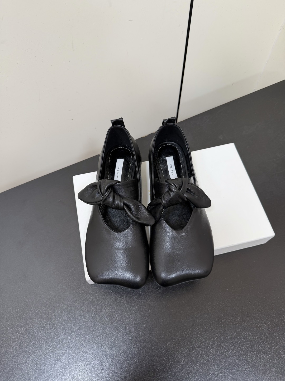 NO:867084,TheRow flat bow Mary Jane shoes THE ROW bow Mary Jane shoes are made of high-quality cowhide, with a delicate and soft texture and are super comfortable to wear!  The square toe + bow design is retro and elegant, and the shallow mouth is more breathable. It is very suitable for spring and summer. The flat design is suitable for commuting and shopping. The black color is versatile, you can match it with skirts and trousers, and you can easily switch between multiple styles. It is low-key and luxurious, with perfect details. It is a practical and fashionable fashion item!  Size 35-39 (40.41 custom-made, non-refundable), single shoes, mary jane, skirts, cowhide19860909TheRow平底蝴蝶结玛丽珍单鞋鞋 THE ROW蝴蝶结玛丽珍鞋,选用优质牛皮,质感细腻柔软,穿着超舒适！方头+蝴蝶结设计,复古又优雅,浅口更透气,春夏穿超合适 平底设计,通勤逛街都OK,黑色百搭,裙装裤装随心搭,轻松切换多种风格.低调奢华,细节满分,是实用又时髦的时尚单品！ Size 35-39（40.41订做不退换）,单鞋,mary jane,skirts,cowhide,Women's Shoes