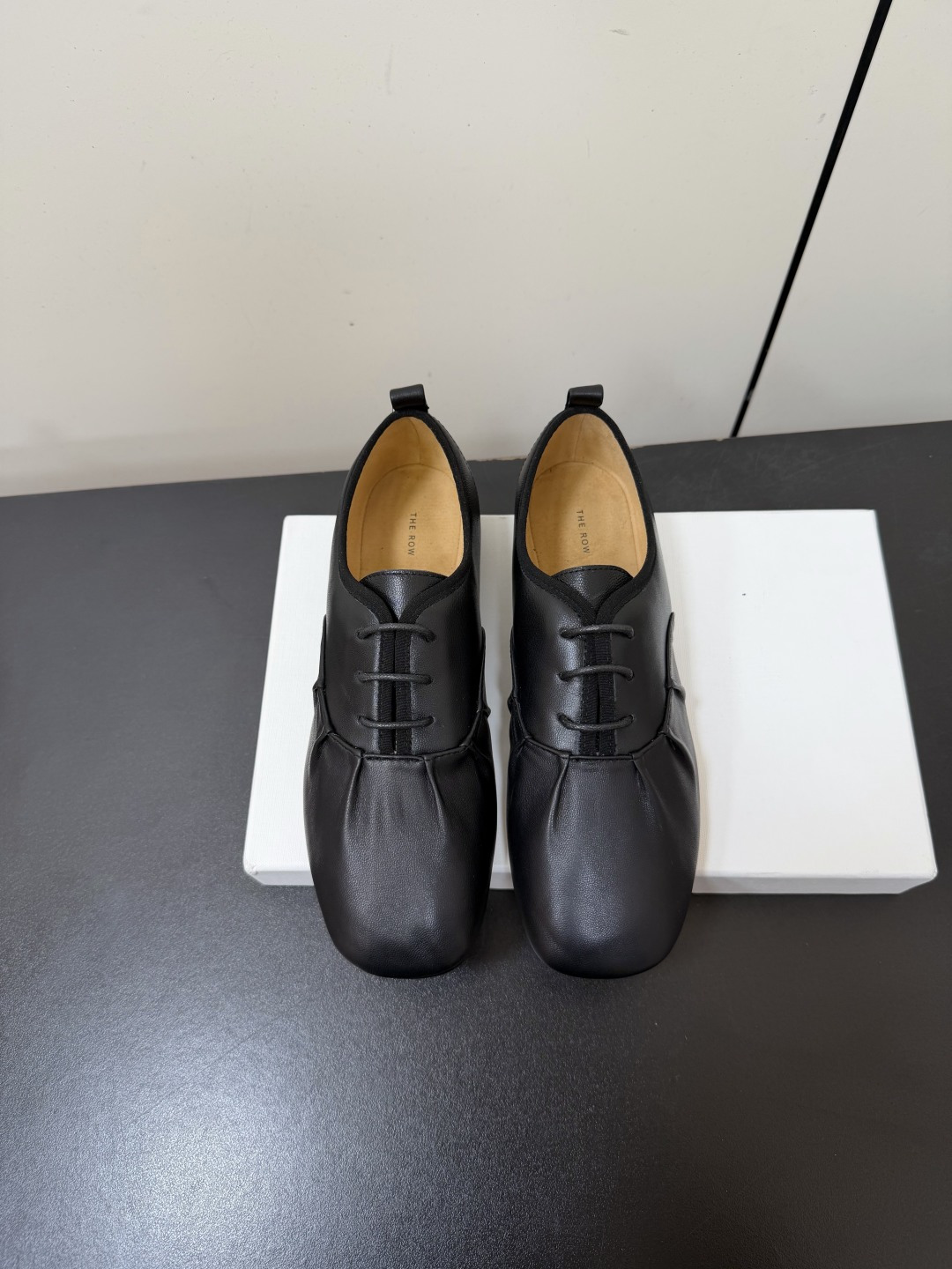 NO:867070,TheRow lace-up small leather shoes, loafers, derby shoes, soft and fufu sheepskin casual shoes, which are perfect for lazy people. Hand-made pleats outline a casual beauty, imported sheepskin fabric + suede lining, with Italian leather outsole, non-portable soft and waxy design, the upper foot feels like stepping into cotton, lazy, versatile and very comfortable. The upper is made of imported sheepskin, the lining is suede, the foot pad is suede, and the outsole is original genuine leather.  Size: 35-41 (40.41 customization is not returnable) Comes with original packaging, loafers, loafers, sheepskin, chamois leather, Leather soles19860909TheRow系带小皮鞋乐福鞋德比鞋 软fufu的绵羊皮休闲鞋太懂懒人了 手工褶皱勾勒随性美感,进口绵羊皮面料+麂皮内里,搭配意大利真皮大底,无港宝的软糯设计,上脚像踩进棉花里,慵懒百搭还巨舒服 鞋面采用进口绵羊皮 内里麂皮 垫脚麂皮 大底原版真皮底 码数:35-41（40.41定制不退换） 配原版包装,乐福鞋,loafers,sheepskin,chamois leather,Leather soles,Women's Shoes