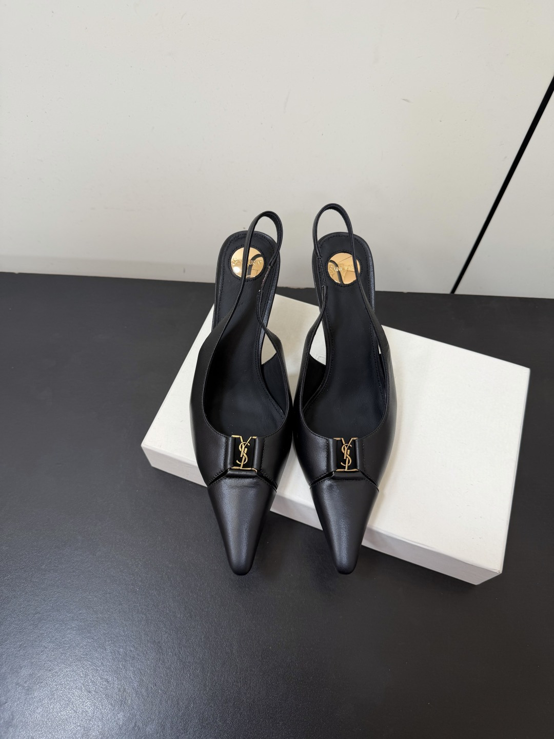 NO:867057,Saint Laurent YSL pointy toe back hollow high-heeled shoes are particularly stable on the foot and have a great heel, so you can wear them with confidence!  The heel is custom-made from a new mold. It is an exclusive heel. The height is the same as the original one to distinguish various incorrect versions!  High-end sexy, ysl still understands women best. Upper calfskin/sheepskin lining. Heel height 8.5cm. Sole. Italian genuine leather outsole. Top quality 35-41 (40.41 customized, non-refundable), high heels and sandals, saint laurent, saint laurent, sandals, high heels, cowhide, sheepskin, sheep, Leather soles19860909Saint Laurent YSL尖头后空高跟鞋单鞋 上脚特别稳,超跟脚,放心入！鞋跟是重新开模定制的,独家的鞋跟,高度与正品一致区别各种不对版！高级的性感,ysl 还是最懂女人 鞋面小牛皮/羊猄 羊皮里 跟高8.5cm 鞋底 意大利真皮大底 顶级精品35-41（40.41定制不退换）,高跟鞋凉鞋,saint laurent,saint laurent,sandals,high heels,cowhide,sheepskin,sheep,Leather soles,Women's Shoes