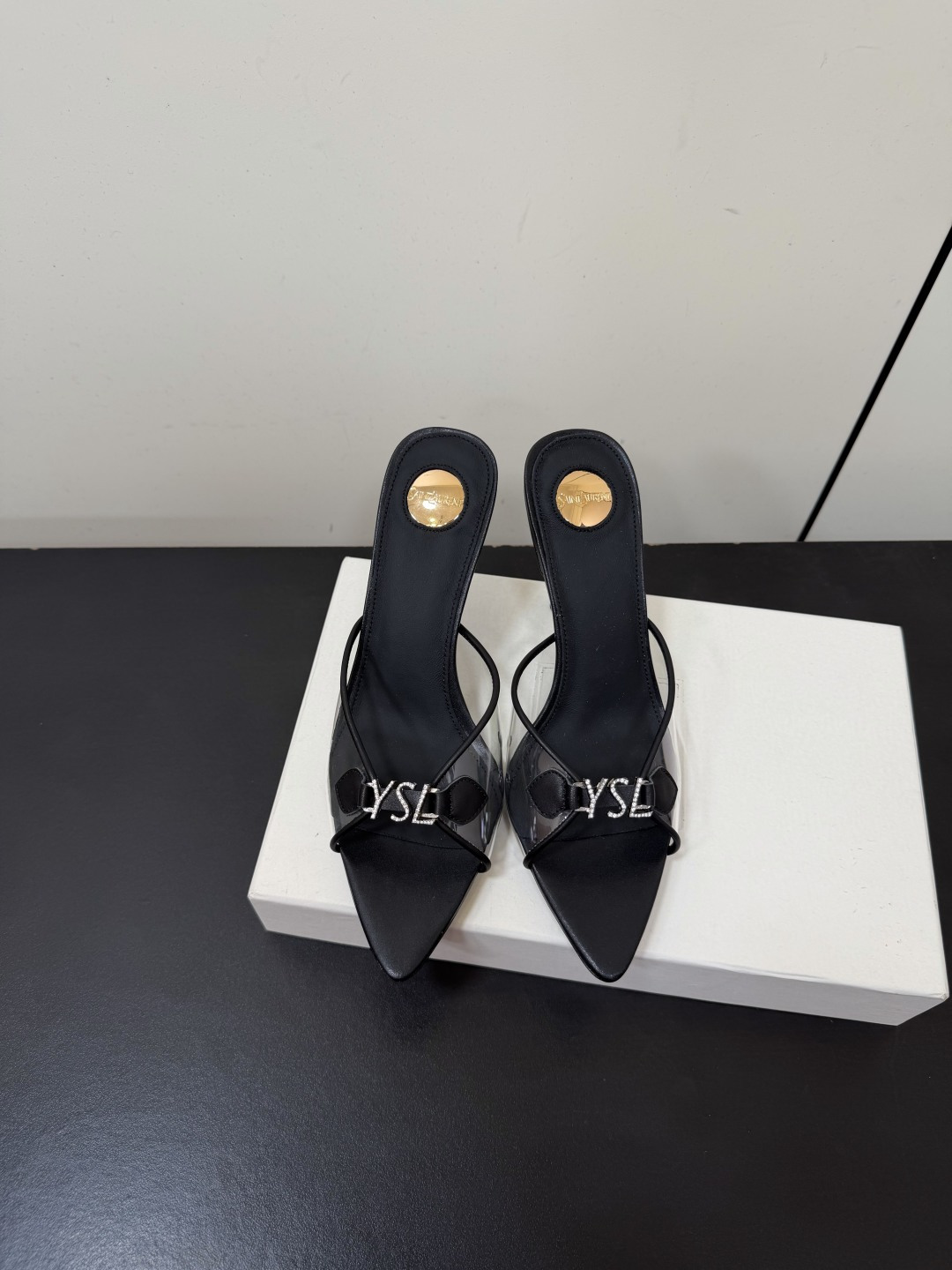 NO:867046,Saint Laurent YSL26 new model of transparent high-heeled sandals with rhinestone letters and square-toe high-heeled slippers. How can you miss a pair of fairy shoes in the light summer? Match them with various small skirts. It doesn’t matter the shape of your feet at all. The transparent sparkling diamonds show a phantom under the light. It is really beautiful and makes your feet look white!  The delicate crystal chain embellishes the delicate lines of the ankle, releasing infinite elegance. Explore more high-heeled shoes!  The upper is made of original imported cowhide/silk, padding sheepskin, genuine leather outsole. Heel height: 6.5cm Size: 35-40 (customized at 40.41), high heels and slippers, saint laurent, saint laurent, high heels, slippers, skirts, cowhide, sheepskin, real silk, Leather soles19860909Saint Laurent YSL26新款透水钻字母透明高跟凉拖鞋 方头高跟拖鞋淡淡的夏日里怎么少得了一双仙 女鞋,各种小裙子搭配起来 完全不挑脚型哦,通透的闪钻在光线的照耀下呈现幻彩,真的美的过分 上脚显白的让人上头！细巧水晶链饰点亮脚踝纤雅线条 释放无限优雅魅力 探索更多臻选高跟鞋！ 鞋面采用原版进口牛皮/真丝,垫脚羊皮,真皮大底 跟高:6.5cm Size:35-40（40.41定制）,高跟鞋拖鞋,saint laurent,saint laurent,high heels,slippers,skirts,cowhide,sheepskin,real silk,Leather soles,Women's Shoes
