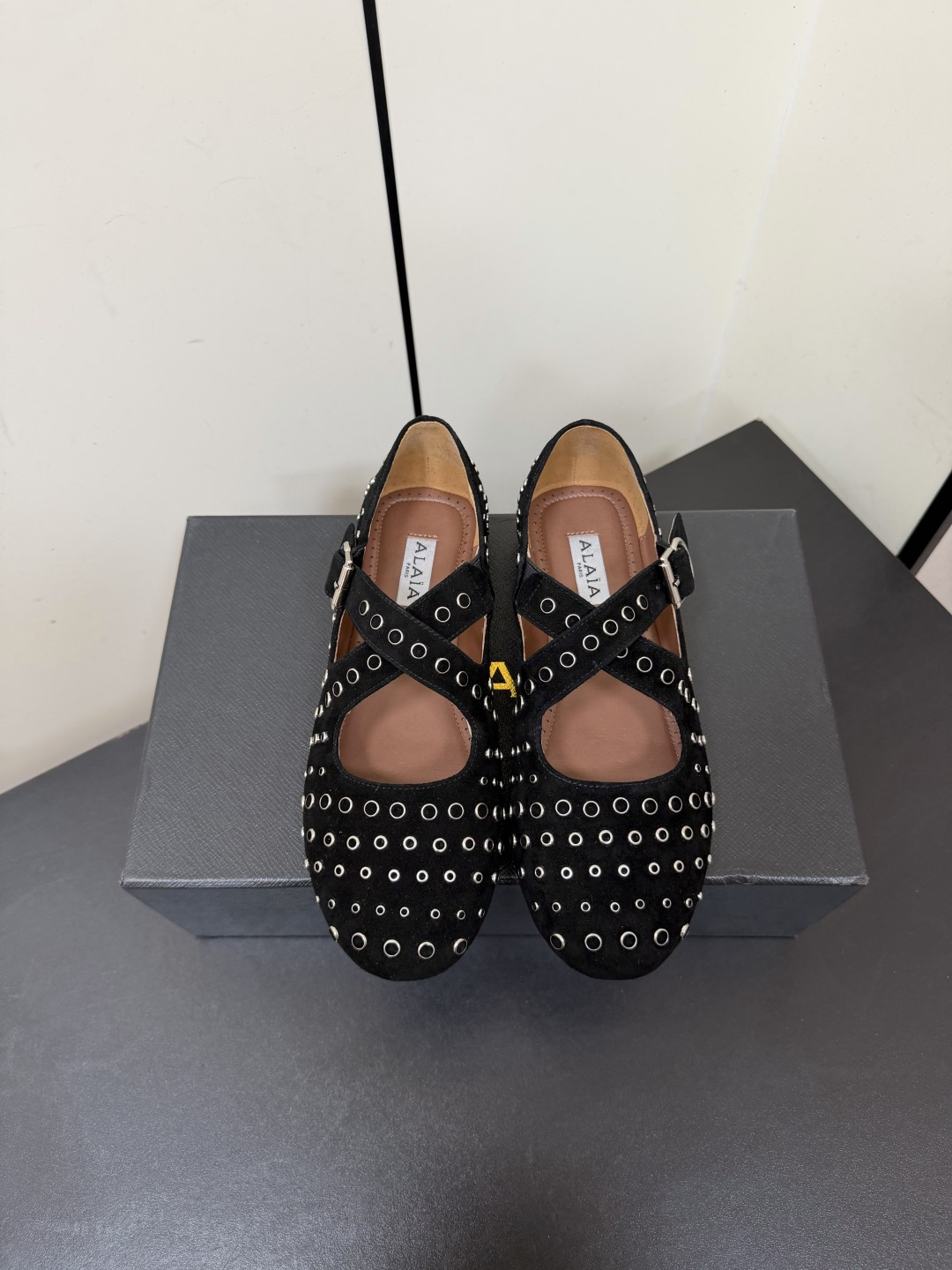 NO:867021,Alaia 26ss early spring new hollow cross-strap Mary Jane shoes. The upper adopts a hollow design to form a dense circular hole texture, which is both decorative and breathable. It is ALAA's most recognizable design element. The arrangement and size of the hollow holes have been precisely designed, and the edges are processed delicately, reflecting ALAA's exquisite level of leather craftsmanship. At the same time, the lines of the shoe body are simple and smooth, contrasting with the hollow details.  The overall fusion of French retro and modern simplicity, with hollow elements adding a sense of sophistication, Mary Jane shoes have a sweet and elegant temperament, suitable for casual and casual styles. The upper is made of original imported cow suede, the lining is sheepskin, and the outsole is original custom-made non-slip rubber outsole Size35-39 (40.41.42 customized non-refundable), Mary Jane, alaia, mary jane, sheepskin19860909Alaia 26ss早春新款镂空交叉绑带玛丽珍 单鞋 鞋面采用镂空设计,形成密集的圆形孔洞纹理,兼具装饰性与透气性,是ALAA极具辨识度的设计元素.镂空孔洞的排列与大小经过精准设计,边缘处理细腻,体现ALAA在皮革工艺上的精湛水准,同时鞋身线条简约流畅,与镂空细节形成对比. 整体融合法式复古与现代简约,镂空元素增添精致感,玛丽珍鞋型自带甜美优雅气质,适配休闲与轻熟风穿搭. 鞋面采用原版进口牛反绒 内里垫脚羊皮 大底原版定制防滑橡胶大底 Size35-39（40.41.42定制不退换）,玛丽珍,alaia,mary jane,sheepskin,Women's Shoes