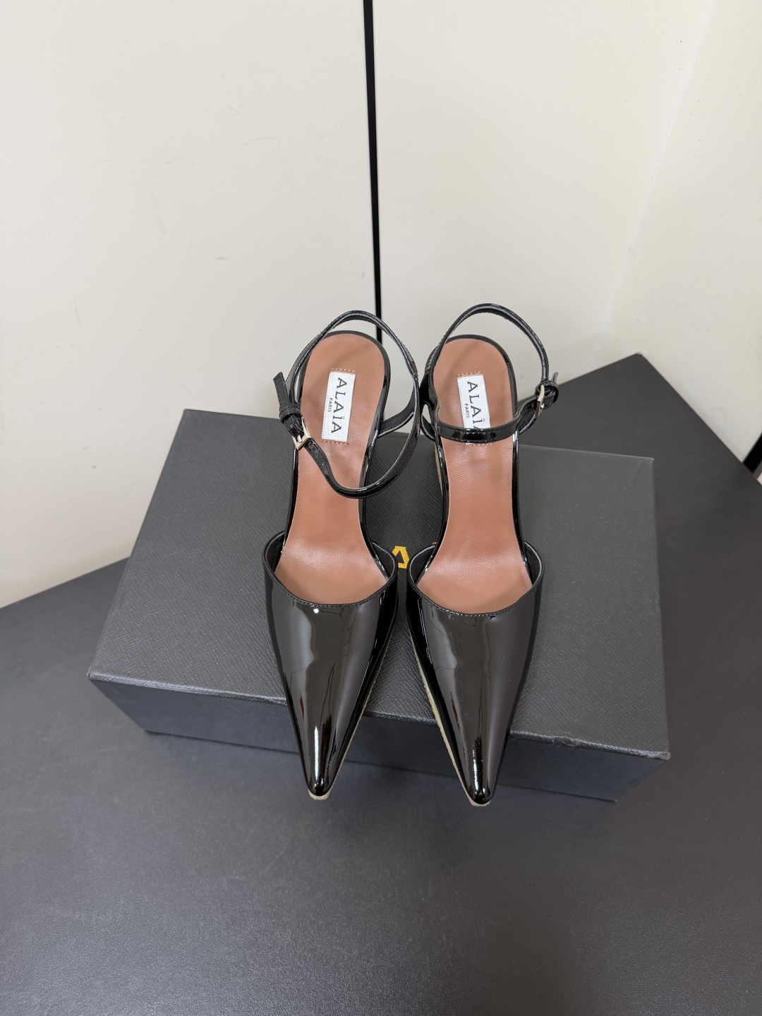 NO:867011,ALAIA 2026 New Cube Wedge Patent Mules Pointed Toe High Heel Buckle Wrap Strap Sandals These wedge mules have a pointed toe design and a unique cube heel. They are made of cow patent leather. Decorated with buckle heel straps. Easily create a fashionable and modern feel. Customized cow patent leather upper, sheepskin lining, original open-molded smoked rubber outsole, and heel height 9.5cm.  Size#35-42 (40.41.42 customized, non-returnable), high heels and sandals, alaia, sandals, high heels, sheepskin19860909ALAIA阿莱亚2026新款立方体坡跟漆面穆勒鞋尖头高跟搭扣绕带后空凉鞋 这款坡跟穆勒鞋,尖头设计,搭配别具一格的立方体鞋跟,采用牛漆皮制成.饰以搭扣后跟饰带.轻松营造时尚摩登之感 鞋面定制牛漆皮 内里羊皮 鞋底原版开模烟胶大底 跟高9.5cm Size#35-42（40.41.42 定做不退换）,高跟鞋凉鞋,alaia,sandals,high heels,sheepskin,Women's Shoes
