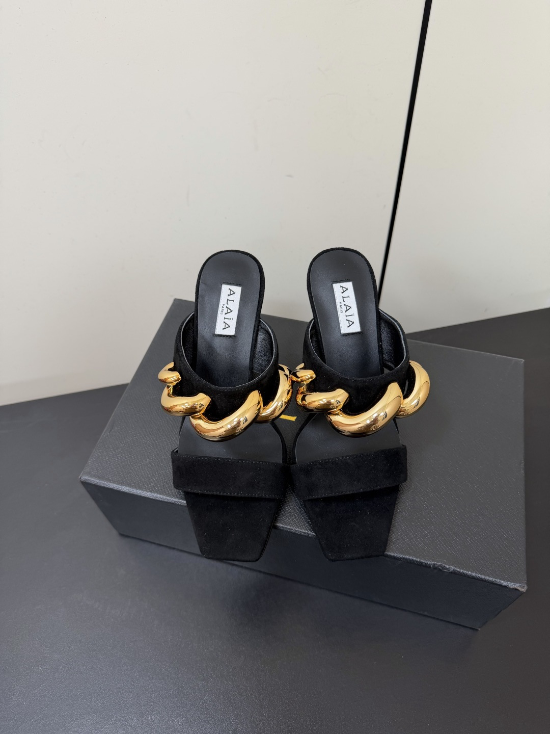 NO:866981,Alaia2026 Square Toe Chain Wedge Slippers Alaa is the most popular genius designer brand in the past two years. Its simple design and luxurious texture will make you fall in love with it. If you don’t want to hit the streets, you can check out this brand. It is relatively niche but is so easy to match. You can see this brand everywhere on Instagram and Xiaohongshu!  The upper is made of original imported film/patent leather/cow suede, the lining is sheepskin, the heel height is 8.5cm, the outsole is original custom injection-molded Italian leather outsole, Size35-39 (40.41.42, customization is non-returnable), high heels and slippers, alaia, high heels, slippers, sheepskin, Leather soles19860909Alaia2026方头链条坡跟拖鞋 Alaa作为这两年最受欢迎的鬼才设计师品牌 设计简单、奢华的质感让你爱不释手 不想满大街撞款的可以看看这个品牌,比较小众却又是那么好搭配 ins、小红书随处可见这个品牌的身影！ 鞋面采用原版进口胶片/漆皮/牛反绒 内里垫脚羊皮 跟高8.5cm 大底原版定制注塑意大利真皮大底 Size35-39（40.41.42 定制不退换）,高跟鞋拖鞋,alaia,high heels,slippers,sheepskin,Leather soles,Women's Shoes
