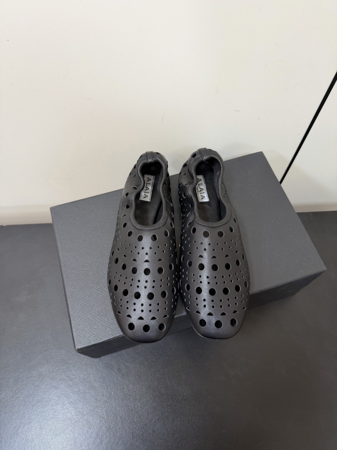 NO:867068,Alaia's personalized elastic pleated flat ballet shoes, super soft grandma shoes, hollow round perforated Mary Jane shoes, combine ALAA's iconic pioneering sharpness with softness and comfort, bringing a free and neat aura with every step. Dense round holes break the regularity of the shoe shape. The soft suede presents a warm matte texture. The relaxed shoe shape allows the step to be unrestricted. There is an unconventional coolness hidden in the hollow texture. Pair with a functional wind jacket or a minimalist long skirt.  It is the perfect balance between coolness and comfort. It is suitable for players who prefer 'avant-garde yet practical' wear. It is low-key but memorable enough!  Customized delicate sheepskin upper, sheepskin lining, Italian grade A genuine leather outsole, size 35-39 (40.41.42 customized, non-returnable), ballet shoes, alaia, mary jane, skirts, jackets & coats, sheepskin, sheep, chamois leather, Leather soles19860909Alaia阿莱亚个性松紧褶皱平底芭蕾舞鞋超软奶奶鞋镂空圆形打孔玛丽珍单鞋 把ALAA标志性的先锋锐利与柔软舒适揉成一体 每一步都带着自由又利落的气场 密集圆孔打破鞋型的规整 软质麂皮呈现温润哑光质感 松弛鞋型让步履毫无束缚 在镂空肌理里藏着不迎合的酷感 配机能风外套或极简长裙 是冷感与舒适的完美平衡 适合偏爱“先锋又实穿”的穿搭玩家 低调却足够有记忆点！ 鞋面定制细腻羊猄皮 内里垫脚羊皮 鞋底意大利A级真皮大底 码数35-39（40.41.42定做不退换）,芭蕾舞鞋,alaia,mary jane,skirts,jackets & coats,sheepskin,sheep,chamois leather,Leather soles,Women's Shoes