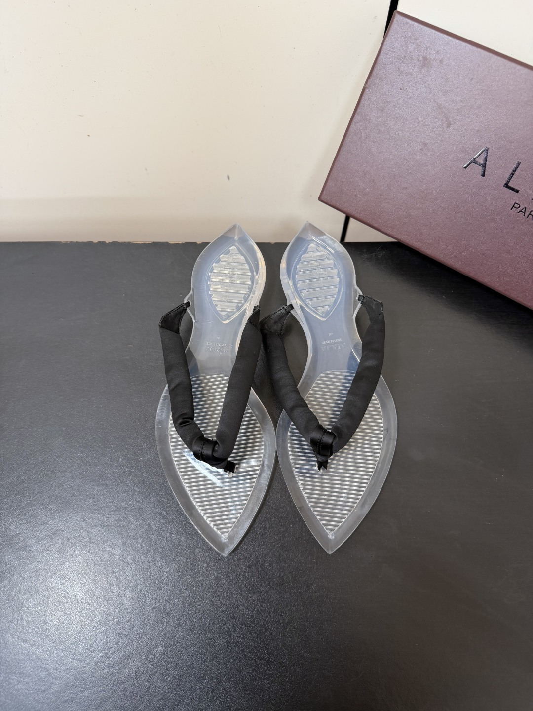 NO:867056,ALAIA's new latest crystal jelly shoes transparent bottom flip-flops!  Minimalist style versatile style colorful silk satin flip-flops | The flowing color poetry of summer kneads the summer palette into satin. Every touch of color has a sense of transparency. The transparent bottom supports a light ribbon. The pointed outline is neat and gentle. The freshness of fruit green, the coolness of silver gray, the enthusiasm of rose red and the clarity of lake blue. It looks like flowing color fragments against the transparent bottom. It brings a sense of vacation atmosphere when you step on it. Pair with a linen dress or denim hot pants.  It is an effortless summer relaxation. It is suitable for players who prefer 'color and texture'. It is low-key but has its own recognition. The upper is made of imported silk satin fabric. Original open mold TPU transparent outsole. Number of yards: 35-40 (customized in 40 pieces, non-refundable), split-toe shoes, alaia, slippers, skirts, real silk, silk fabric19860909ALAIA阿莱亚新款最新水晶果冻鞋透明底夹脚人字拖鞋！极简风百搭款 彩色真丝缎面夹脚拖｜夏日里的流动色彩诗把夏日调色盘揉进缎面里 每一抹色彩都带着通透呼吸感 透明底托着轻盈缎带 尖头轮廓利落又温柔 果绿的鲜活、银灰的清冷 玫红的热烈 湖蓝的澄澈 在透明底衬映下像流动的色彩碎片 踩上去便自带度假氛围感 配亚麻长裙或牛仔热裤 是不费力的夏日松弛感 适合偏爱“色彩与质感并存”的穿搭玩家 低调却自带辨识度 鞋面采用进口真丝绸缎面料 原版开模 TPU 透明大底 码数:35-40（40定做不退换）,分趾鞋,alaia,slippers,skirts,real silk,silk fabric,Women's Shoes