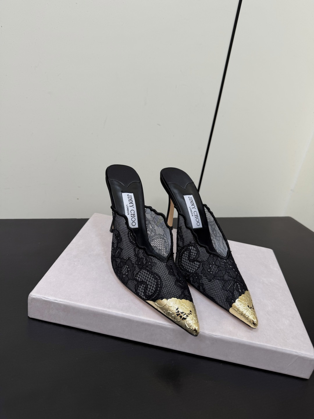 NO:866989,JimmyChoo's new lace metal pointed-toe high heels and half-drags are transparent lace mesh, with a hazy sense of luxury on the upper foot. The metal toe cap directly adds a sense of nobility. The super-pointed toe makes the feet slimmer. The strap design instantly slims the ankle, making the walk ridiculously stable. There are three fairy colors of pink/black/white, each of which is aesthetically pleasing. 'The romance of lace and metal is hidden in the swaying posture of every step.' This pair of pointed-toe sandals is the ultimate answer to French elegance.  Silk satin with laces on the upper, sheepskin lining, genuine leather outsole, sizes 35-41 (customized sizes 40 and 41 are non-returnable), heel height 8.5cm, semi-drag high heels, jimmy choo, sandals, high heels, sheepskin, silk fabric, Leather soles19860909JimmyChoo新款蕾丝金属尖头高跟半拖 通透蕾丝网纱,上脚自带朦胧高级感,金属包头贵气感直接拉满,超尖鞋头巨显脚瘦,绑带设计秒变纤细脚踝,走路稳到离谱,粉/黑/白3个神仙颜色,每个都长在审美上. 「蕾丝与金属的浪漫,藏在每一步摇曳生姿里」这双尖头凉鞋,是法式优雅的终极答案. 鞋面蕾丝绸缎 内里羊皮 大底真皮大底 size35-41码（40、41码定制不退换） 跟高8.5cm,半拖高跟鞋,jimmy choo,sandals,high heels,sheepskin,silk fabric,Leather soles,Women's Shoes