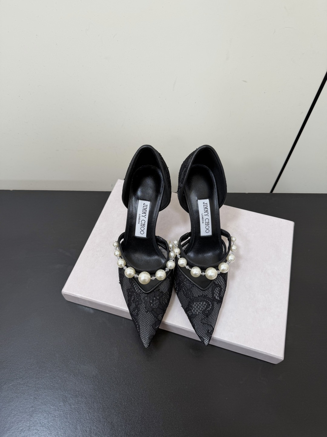 NO:866978,JimmyChoo's new lace pointed-toe pearl rhinestone high-heeled hollow shoes are transparent lace mesh, with a hazy sense of luxury on the upper foot, which directly fills the sense of nobility. The super-pointed toe makes the feet slimmer, and the strap design instantly makes the ankle slender. The walking is ridiculously stable, and the fairy colors are all aesthetically pleasing. 'The romance of lace and metal is hidden in the swaying of every step.' This pair of pointed-toe sandals is the ultimate answer to French elegance. Silk satin lining on the upper and sheepskin lining  Outsole Genuine leather outsole size 35-41 (customized sizes 40 and 41 are non-returnable) Heel height 8.5cm/6.5cm, high-heeled shoes, jimmy choo, sandals, high heels, sheepskin, silk fabric, Leather soles19860909JimmyChoo新款蕾丝尖头珍珠水钻高跟中空单鞋 通透蕾丝网纱,上脚自带朦胧高级感,贵气感直接拉满,超尖鞋头巨显脚瘦,绑带设计秒变纤细脚踝,走路稳到离谱,神仙颜色,每个都长在审美上. 「蕾丝与金属的浪漫,藏在每一步摇曳生姿里」这双尖头凉鞋,是法式优雅的终极答案. 鞋面蕾丝绸缎 内里羊皮 大底真皮大底 size35-41码（40、41码定制不退换） 跟高8.5cm/6.5cm,高跟鞋单鞋,jimmy choo,sandals,high heels,sheepskin,silk fabric,Leather soles,Women's Shoes