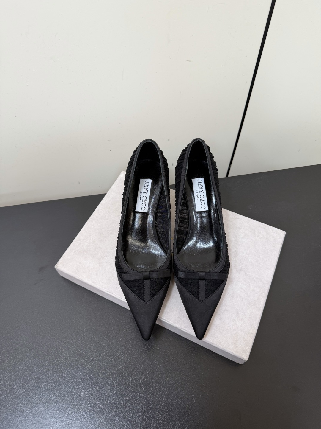 NO:867009,JimmyChoo 2026 new pleated mesh bow pointed toe back empty shoes. The classic pointed toe shoe shape has the effect of elongating the leg shape. The combination of pleated mesh + bow knot instantly adds a sense of sophistication and perfectly interprets Jimmy Choo's light luxury and romance. The shoe body has smooth and neat lines, and the pointed toe design perfectly modifies the foot shape. It can be easily controlled by wide feet and fleshy feet. The upper foot becomes slender and delicate in seconds, showing a unique effect of lengthening the legs.  It is a timeless and elegant shoe in your shoe cabinet. It is suitable for commuting, dating and formal occasions. You can’t go wrong when wearing it with your eyes closed!  Satin/mesh upper, sheepskin lining, genuine leather outsole, size 35-42 (customized sizes 40, 41, 42 are non-refundable), heel height 6.5cm, high heels sandals,jimmy choo,sandals,high heels,sheepskin,silk fabric,Leather soles19860909JimmyChoo2026新款褶皱网纱蝴蝶结尖头后空单鞋 经典尖头鞋型自带拉长腿型的效果,褶皱网纱+蝴蝶结的组合,瞬间把精致感拉满,完美诠释Jimmy Choo 的轻奢浪漫.鞋身线条流畅利落,尖头设计完美修饰脚型,宽脚、肉脚都能轻松驾驭,上脚秒变纤细秀气的脚型,显腿长效果一绝. 是鞋柜里永不过时的气质神鞋,通勤、约会、正式场合全场景适配,闭眼入都不会出错！ 鞋面绸缎/网纱 内里羊皮 大底真皮大底 size35-42码（40、41、42码定制不退换） 跟高6.5cm,高跟鞋凉鞋,jimmy choo,sandals,high heels,sheepskin,silk fabric,Leather soles,Women's Shoes