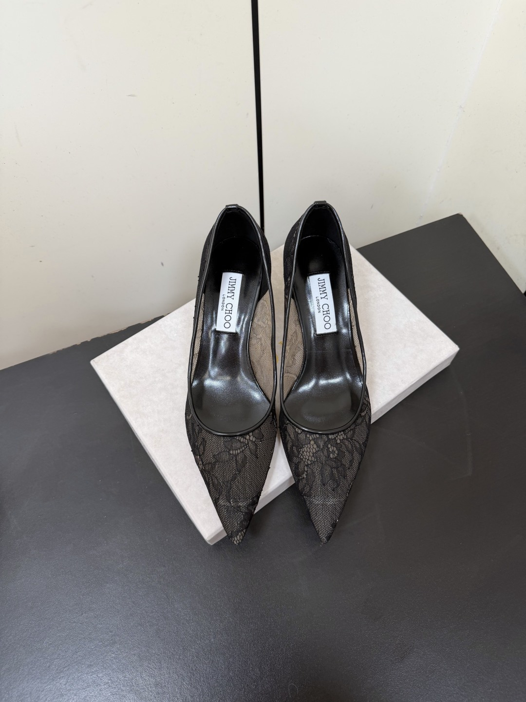 NO:867020,JimmyChoo's classic lace pointed-toe high-heeled shoes are a super fairy style. The lace elements are dreamy and romantic, playful and cute, full of temperament, yet fashionable and modern, showing a hint of elegance and charm!  JC's shoes satisfy all girls' fantasies about high heels. They have a girly look and can also look like a goddess!  The upper is made of original customized lace, the inner lining is made of grained pearlescent sheepskin, the original Italian genuine leather outsole, the heel height is 6.5cm, the size is 35-39 (customized 34/40/41), high-heeled shoes, jimmy choo, high heels, sheepskin, Leather soles19860909JimmyChoo经典蕾丝尖头高跟鞋 超级仙的一款 蕾丝元素梦幻很浪漫 俏皮可爱 气质十足 又不失时尚现代感 透出丝丝优雅魅力！ JC的鞋满足了女生对高跟鞋的所有幻想 既有少女感 也可以穿出女神范！ 鞋面采用原版定制蕾丝 内里垫脚粒面珠光羊皮里 原版意大利真皮大底 跟高 6.5cm 码数 35-39（34/ 40/41定制）,高跟鞋单鞋,jimmy choo,high heels,sheepskin,Leather soles,Women's Shoes