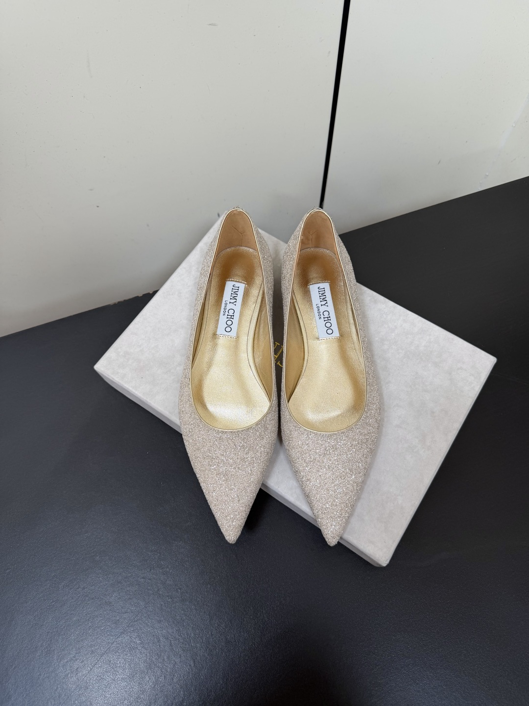 NO:867031,JimmyChoo 26SS early spring new shiny diamond pointed-toe high-heeled shoes are made of glittery Grete fabric. The top of the foot is like a walking star. It looks 360° without any blind spots. The super-pointed toe directly modifies the foot shape to perfection. The slender heels turn into long legs in seconds, making the walk ridiculously stable. It has a golden genuine leather lining, full of texture and soft on the feet. It can be worn all day long without breaking the feet. Wedding shoes, dinner wear, commuting with suits, no matter how you match them, they look good and are versatile enough to make you cry.  Every girl should have her own pair of Jimmy Choo, wearing starlight on her feet, sparkling with every step she takes!  Upper Grete, lining sheepskin, outsole genuine leather outsole size 35-42 (40.41.42 size customization is non-returnable) Heel height 6.5cm/flat sole, high-heeled shoes, jimmy choo, high heels, business suit, sheepskin, Leather soles19860909JimmyChoo 26SS早春新款闪钻尖头高跟鞋 满幅闪粉格利特面料,上脚就是行走的星光360°无死角好看,超尖鞋头直接把脚型修饰到完美,细跟秒变大长腿,走路稳到离谱,金色真皮内里,质感拉满,上脚软乎乎的,暴走一天都不磨脚婚礼当婚鞋、晚宴穿、通勤搭西装,怎么搭都好看,百搭到哭. 每个女生都该拥有一双属于自己的Jimmy Choo,把星光穿在脚上,每一步都闪闪发光！ 鞋面格力特 内里羊皮 大底真皮大底 size35-42码（40.41.42码定制不退换） 跟高6.5cm/平底,高跟鞋单鞋,jimmy choo,high heels,business suit,sheepskin,Leather soles,Women's Shoes