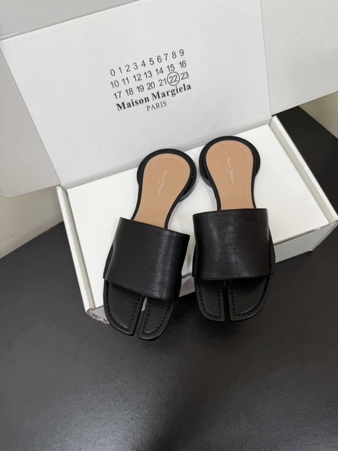 NO:866861,Maison Margiela mm6 tabi 26SS spring and summer new split-toe flat sandals. The highly recognizable split-toe design, paired with a simple wide-side strap, has an avant-garde fashionable texture. The neat lines and iconic split-toe tailoring can easily create a personalized and advanced style, suitable for a variety of daily scenes, whether paired with jeans, overalls or casual skirts.  The shoe shape fits the shape of the foot, the soft upper brings a light and comfortable wearing experience, and the flat-soled design makes walking stress-free and casual. Sheepskin upper, sheepskin lining, genuine leather outsole size 35-41 (customized sizes 40 and 41 are non-returnable), slippers, masion margiela, masion margiela, slippers, skirts, jeans, sheepskin, Leather soles19860909Maison Margiela mm6马吉拉tabi 26SS 春夏新款分趾一字带平底凉拖 极具辨识度的分趾设计,搭配简约宽面一字带,自带先锋前卫的时髦质感.利落的线条与标志性分趾剪裁,无论是搭配牛仔裤、工装裤还是休闲裙装,都能轻松塑造个性又高级的穿搭风格,适配多种日常场景. 鞋型贴合脚型,软质鞋面带来轻盈舒适的穿着体验,平底设计让行走毫无压力,自在随性. 鞋面羊皮 内里羊皮 大底真皮大底 size35-41码（40、41码定制不退换）,拖鞋,masion margiela,masion margiela,slippers,skirts,jeans,sheepskin,Leather soles,Women's Shoes