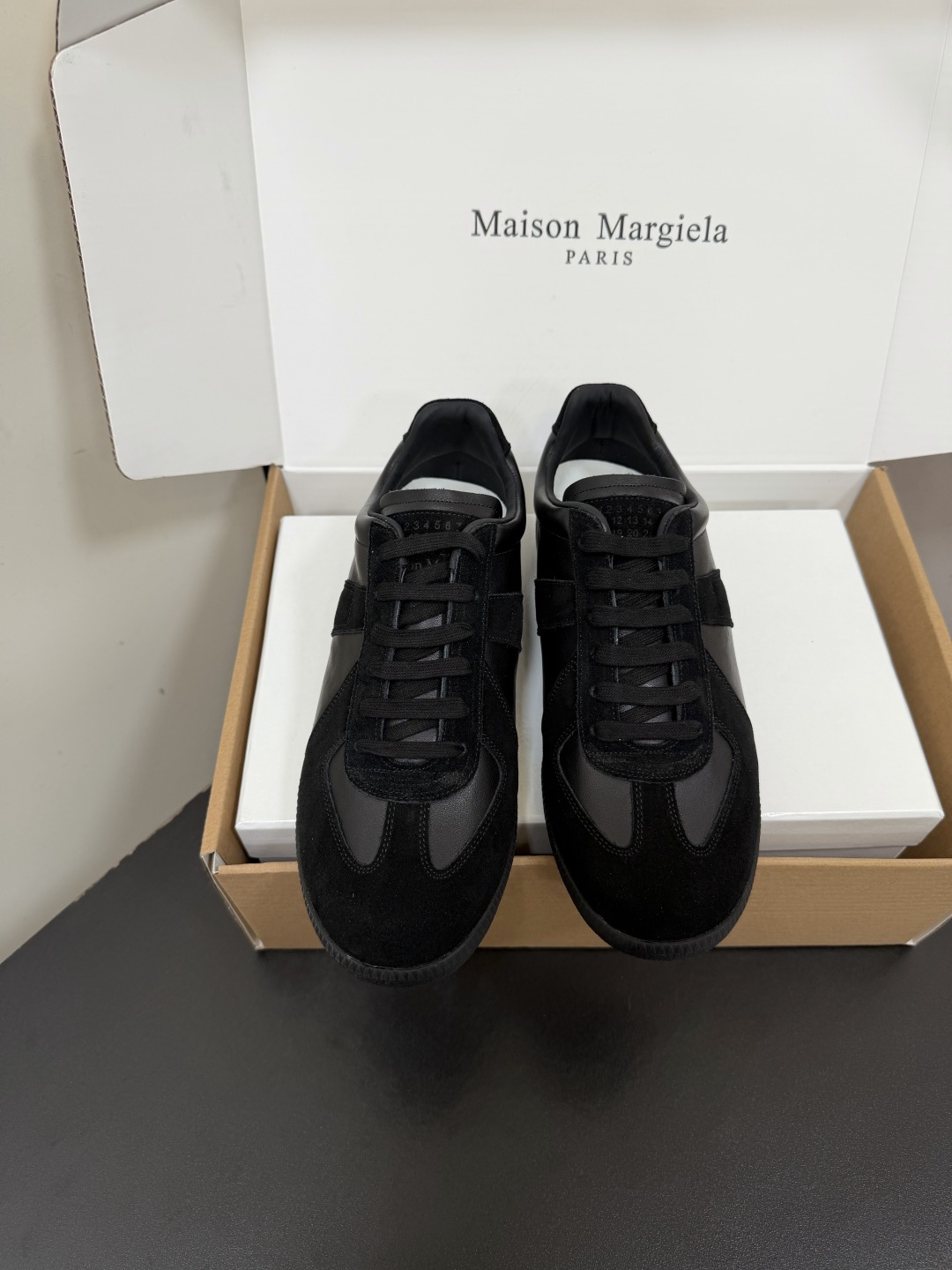 NO:902213,Newly upgraded men's size Maison Margiela mm6 classic moral training shoes. New colors are being added all the time. They are incomparably good-looking. The only correct version. Fine products. After purchasing genuine products, they will be produced and developed 1:1!  Upper: cowhide suede/canvas/various materials. Lining: imported lambskin. Original open molded rubber sole. Wear-resistant beef tendon bottom. Size: 35-46 (40 for women and 45.46 for men. Customized and non-returnable), casual shoes/sports shoes, masion margiela, sneakers, cowhide, sheepskin, chamois leather.19860909全新升级男码Maison Margiela mm6经典德训鞋 新色一直在增加,无敌好看,唯一对版 细品 正品代购回来1比1出模开发！ 鞋面:牛皮麂皮/帆布/多种材质 内里:进口小羊皮 鞋底原版开模橡胶耐磨牛筋底 Size:35-46（女40男45.46定制不退换）,休闲鞋/运动鞋,masion margiela,sneakers,cowhide,sheepskin,chamois leather,Women's Shoes