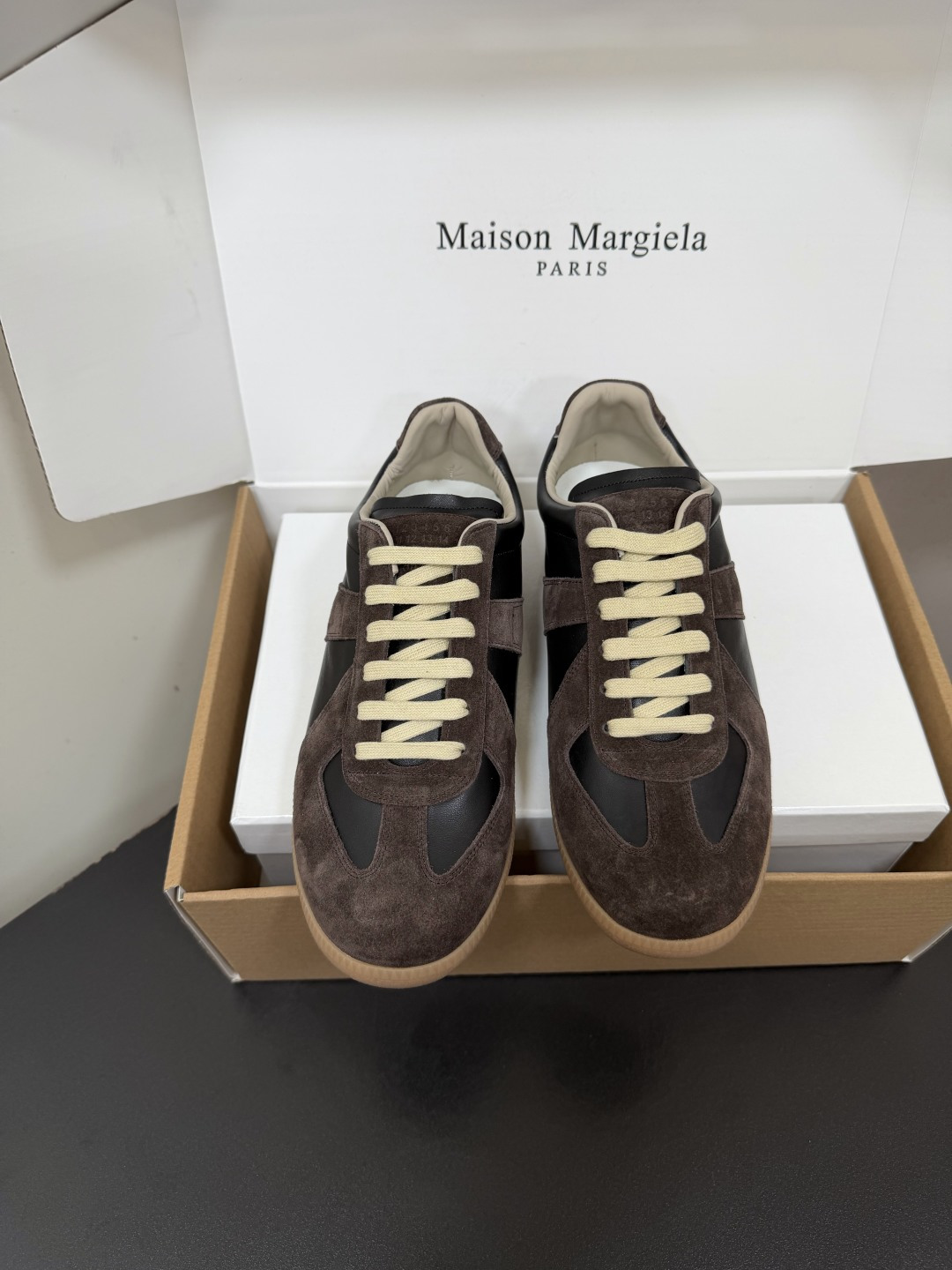 NO:866907,Newly upgraded men's size Maison Margiela mm6 classic moral training shoes in explosive silver. New colors are being added all the time. They are incomparably good-looking. The only correct version. Fine products. Genuine products are purchased and returned to 1 to 1 mold development!  Upper: cowhide suede/canvas/various materials. Lining: imported lambskin. Original open molded rubber sole. Wear-resistant beef tendon bottom. Size: 35-46 (40 for women, 45.46 for men, customized and non-returnable), casual shoes/sports shoes, masion margiela, sneakers, cowhide, sheepskin, chamois leather19860909全新升级男码Maison Margiela mm6经典德训鞋 爆裂银 新色一直在增加,无敌好看,唯一对版 细品 正品代购回来1比1出模开发！ 鞋面:牛皮麂皮/帆布/多种材质 内里:进口小羊皮 鞋底原版开模橡胶耐磨牛筋底 Size:35-46（女40男45.46定制不退换）,休闲鞋/运动鞋,masion margiela,sneakers,cowhide,sheepskin,chamois leather,Women's Shoes