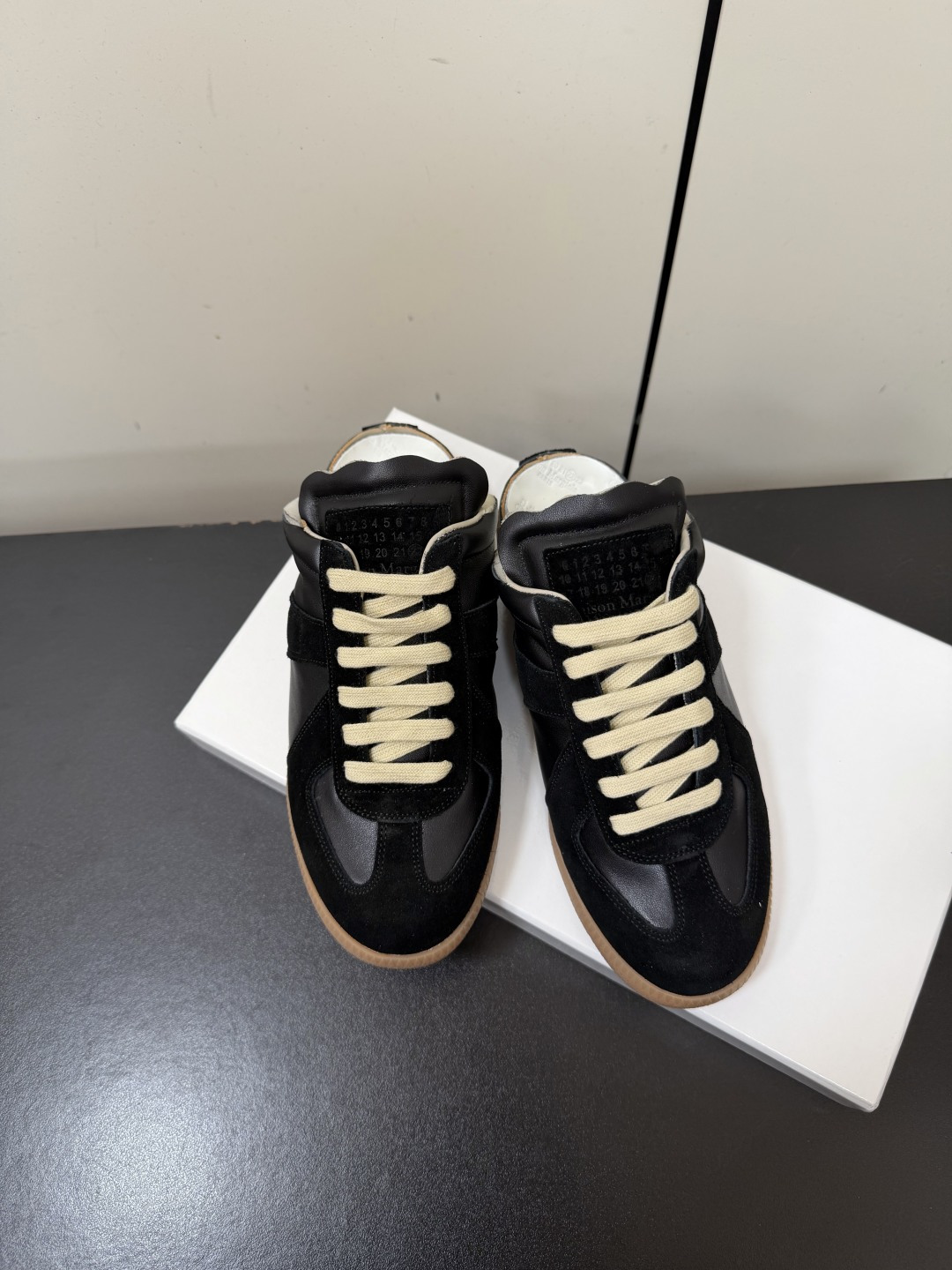 NO:866959,Newly upgraded men's size Maison Margiela mm6 classic moral training shoes. New colors are being added all the time. They are incomparably good-looking. The only correct version. Fine products. After purchasing genuine products, they will be produced and developed 1:1!  Upper: cowhide suede/canvas/various materials. Lining: imported lambskin. Original open molded rubber sole. Wear-resistant beef tendon bottom. Size: 35-46 (40 for women, 45.46 for men, customized and non-returnable), casual shoes/sports shoes, masion margiela, sneakers, cowhide, sheepskin, chamois leather19860909全新升级男码Maison Margiela mm6经典德训鞋 新色一直在增加,无敌好看,唯一对版 细品 正品代购回来1比1出模开发！ 鞋面:牛皮麂皮/帆布/多种材质 内里:进口小羊皮 鞋底原版开模橡胶耐磨牛筋底 Size:35-46（女40男45.46定制不退换）,休闲鞋/运动鞋,masion margiela,sneakers,cowhide,sheepskin,chamois leather,Women's Shoes